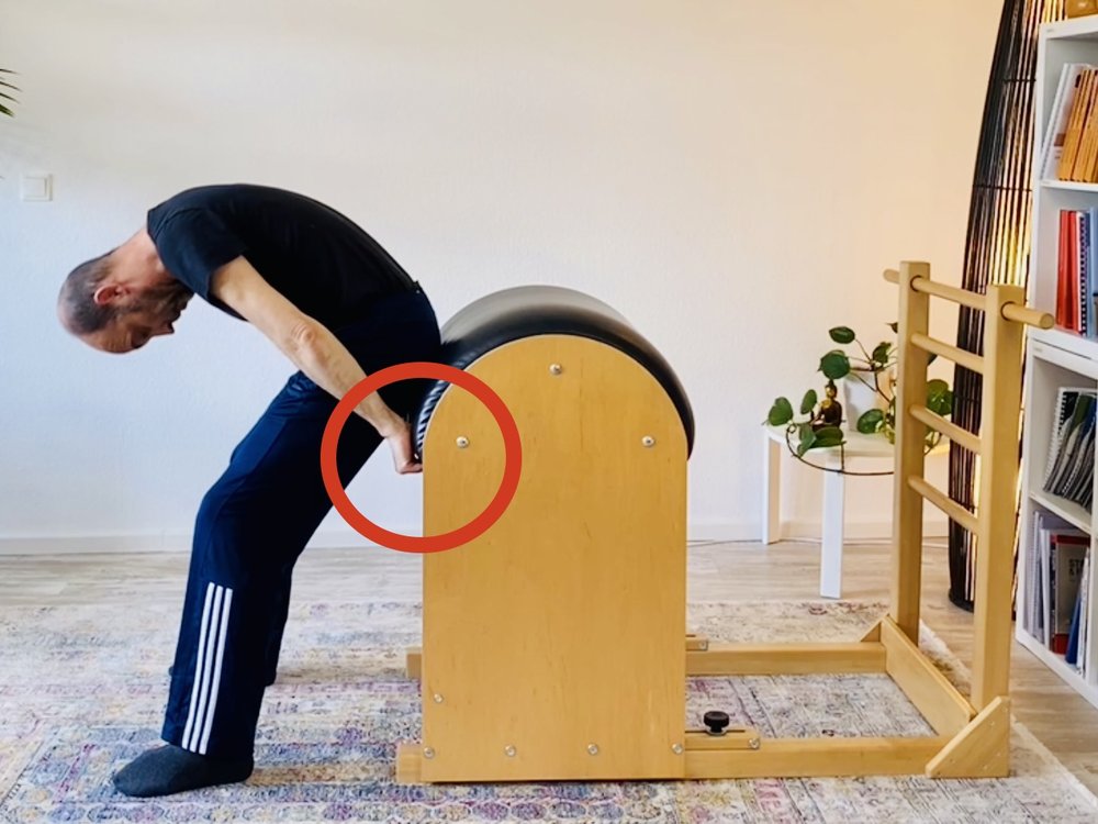 For some exercises, such as the Backbend, it is important to hold the Ladder Barrel firmly.