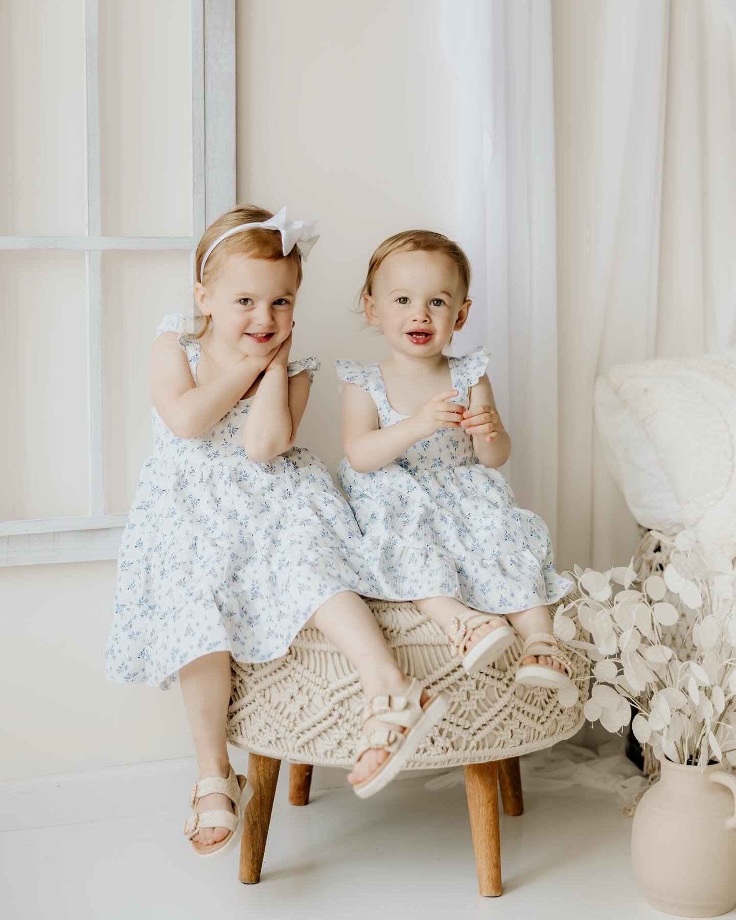 Double the giggles, triple the snuggles, and a whole lot of sweetness 💙 These three made my camera very, very happy. From shy smiles to belly laughs, their connection lit up the studio. Moments like this are why I do what I do. Childhood, captured j