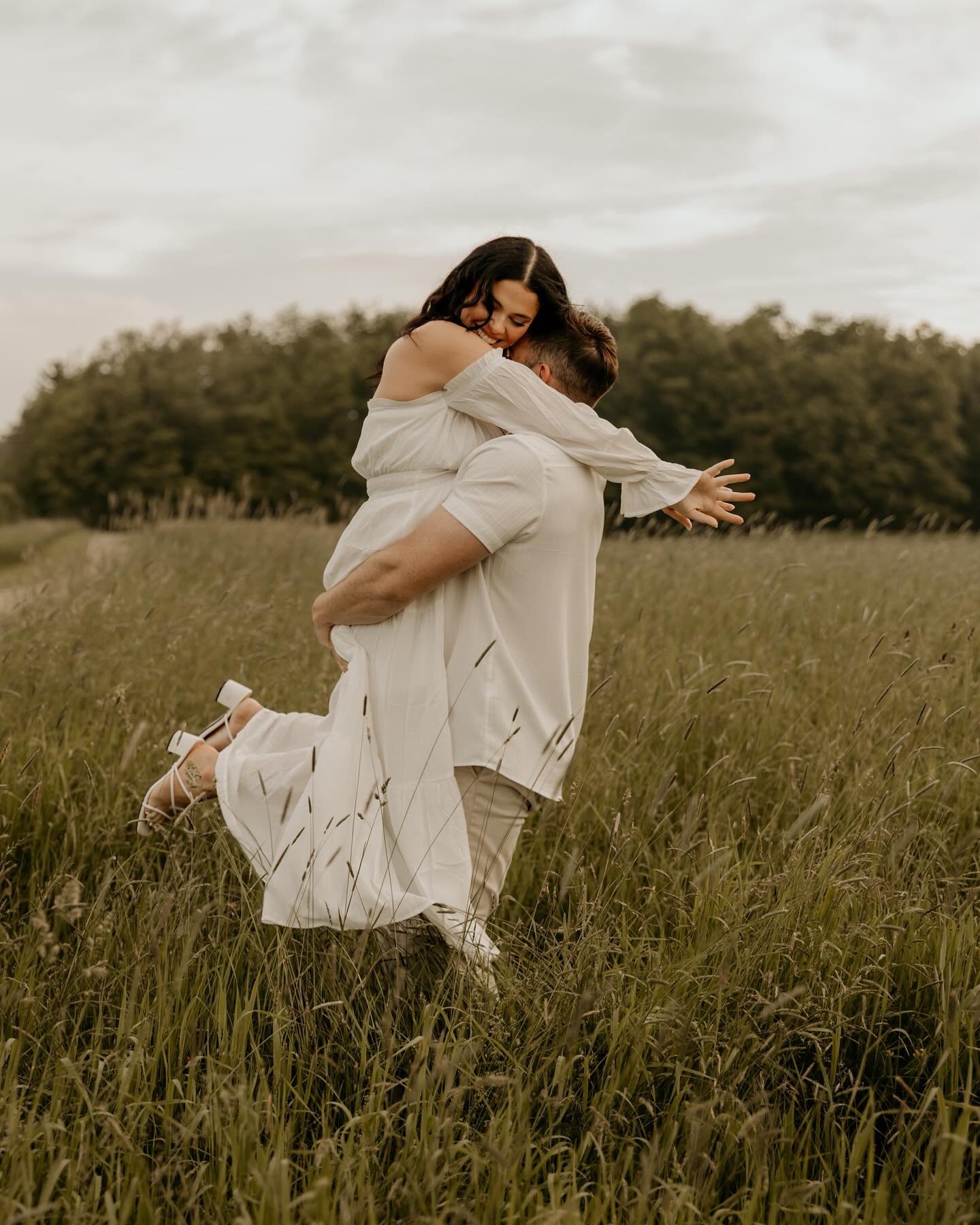 ✨ These two brought all the magic to their session &mdash; playful, intimate, and full of connection. Documenting their story felt like a scene straight out of a summer romance. 🌾🤍
&bull;
&bull;
#EngagementSession #CouplesPhotography #GoldenHourLov