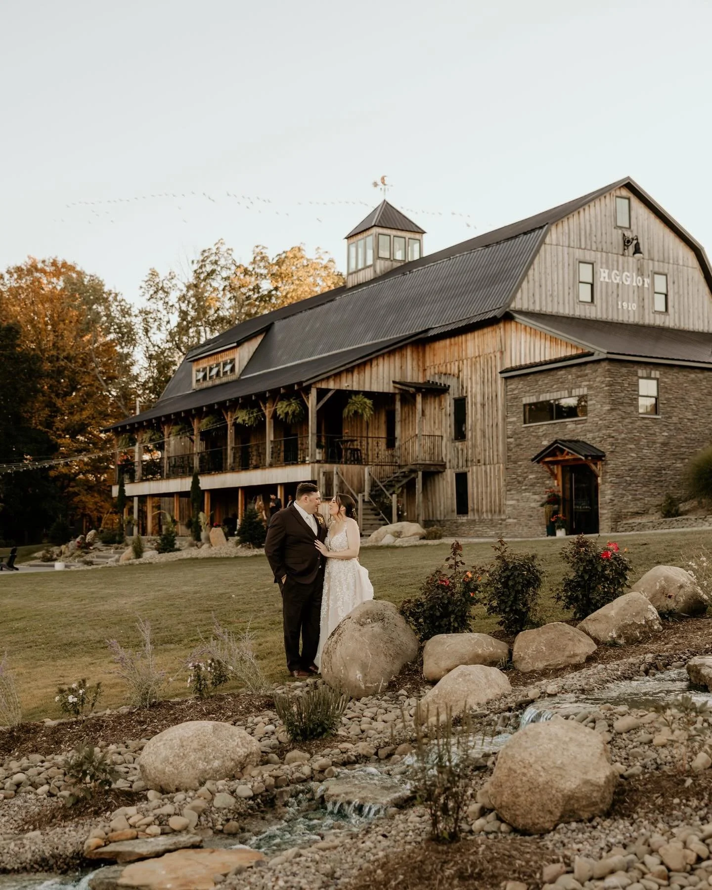 Golden hour, autumn colors, and the sweetest love story unfolding at Graceful Gatherings 🍂✨ Couldn&rsquo;t dream of a more romantic backdrop for this fall wedding day.
&bull;
&bull;
#GracefulGatherings #FallWeddingVibes #GoldenHourLove #WNYWeddingPh