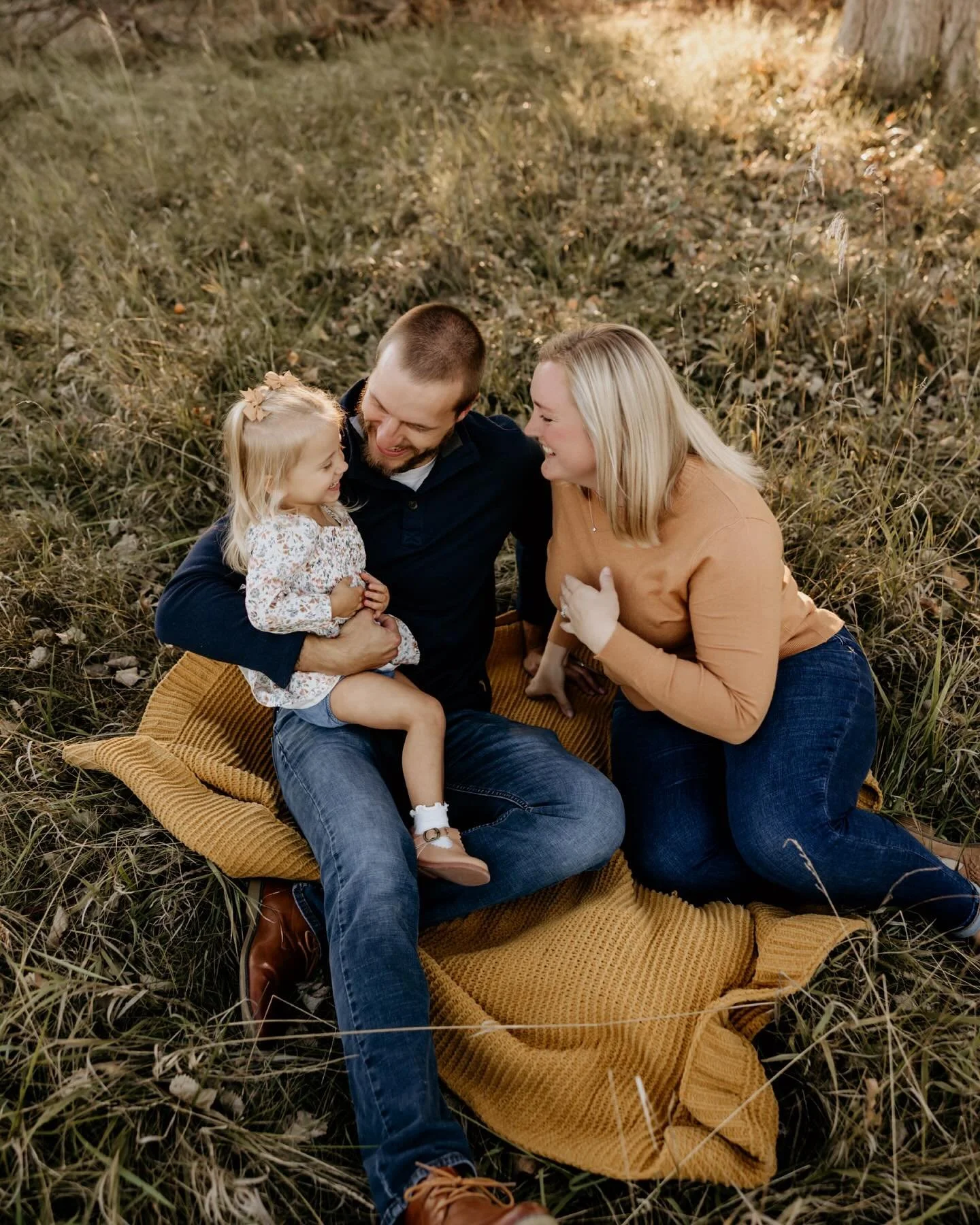 Warning: these smiles are contagious 😍 
&bull;
&bull;
#buffalofamily #buffalofamilyphotographer #wnyfamilyphotographer #wnyfamilysession #buffalofamilyphotos #fallfamilysession