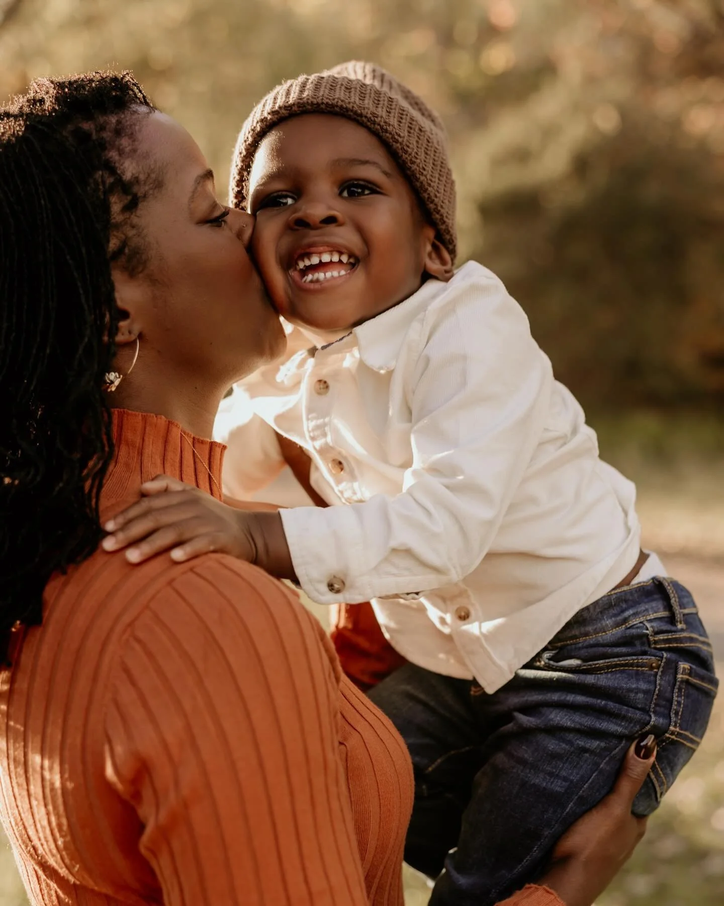 Golden leaves, cozy hugs, and the sweetest bond 
&bull;
&bull;
#FallVibes #AutumnLight #MotherhoodUnplugged #MomLifeMoments #HeartfeltPhotos #FamilyLove #WNYFallMinis #BuffaloFamilyPhotographer #AkronFalls #CapturedWithLove #CozySeason #FallingForYou