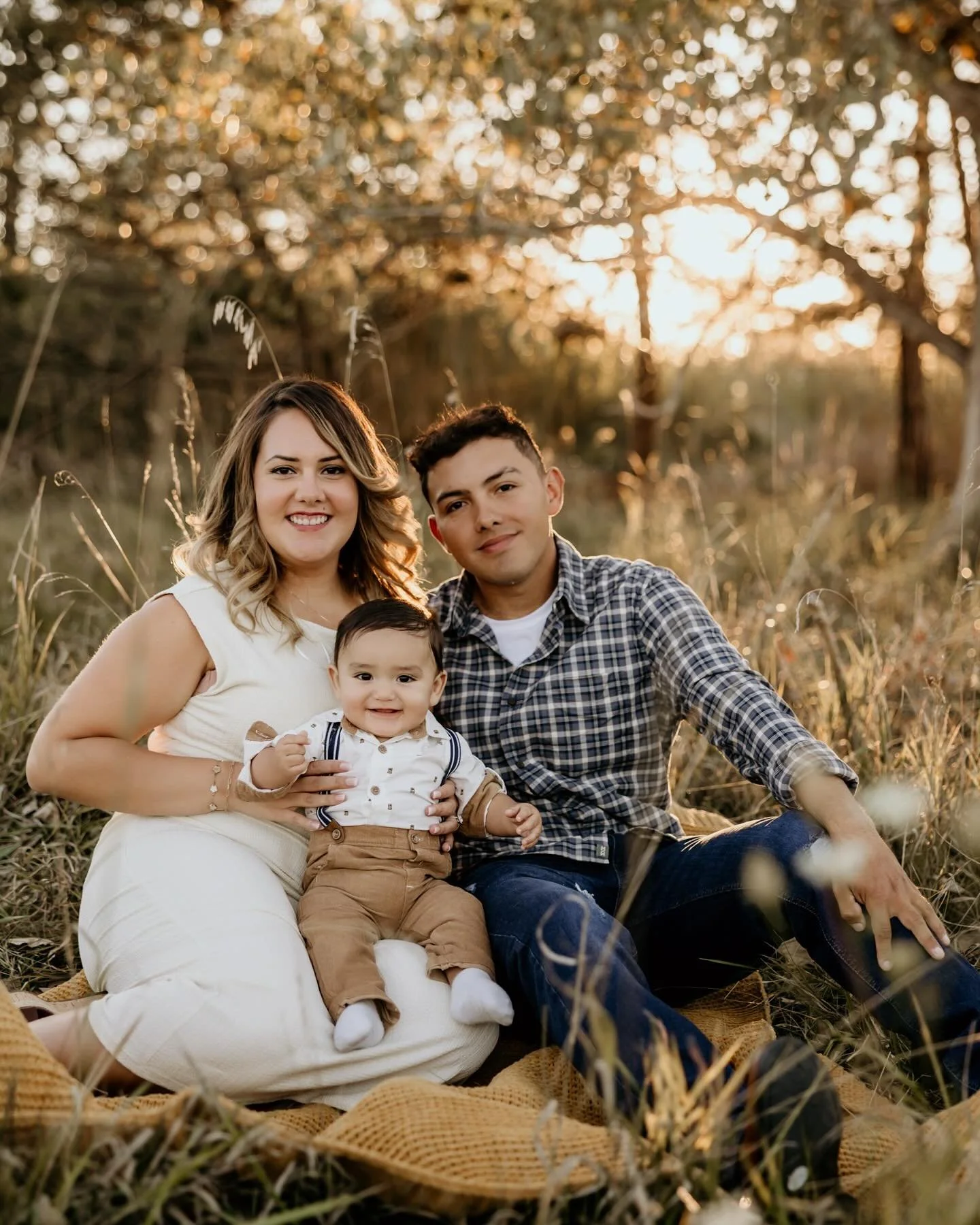 This little family was such a joy to photograph! 
&bull;
&bull;
#fallfamily #wnyfamilyphotographer #buffalofamilyphotos #buffalofamilyportraits #tifftnaturepreserve