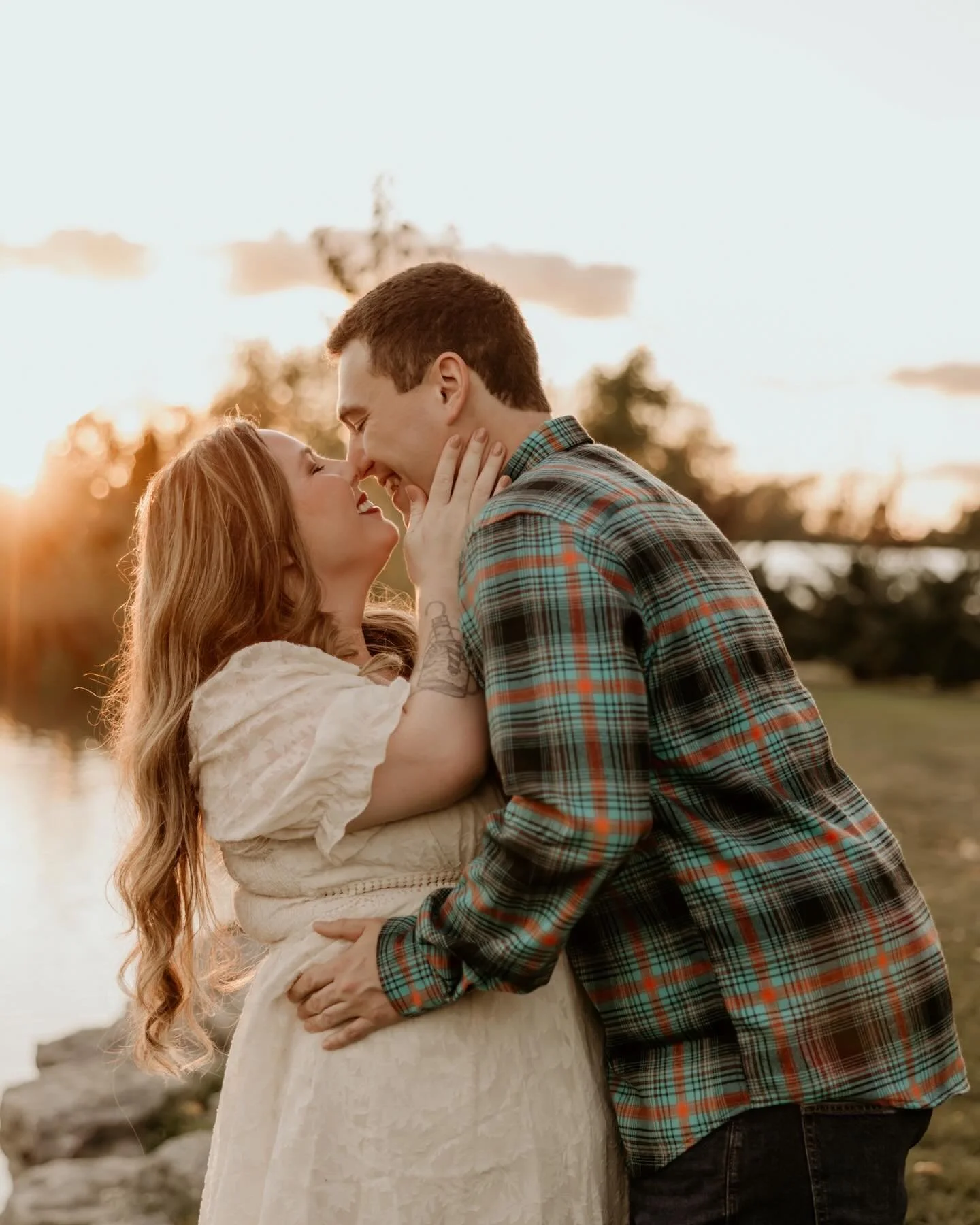 Golden light, genuine laughter, and the kind of love that feels effortless. ✨
&bull;
&bull;
#EngagementSession #GoldenHourLove #CouplesPhotography #BuffaloPhotographer #NYEngagement #AuthenticLove #StorytellingPhotography #CandidMoments #SunsetSessio