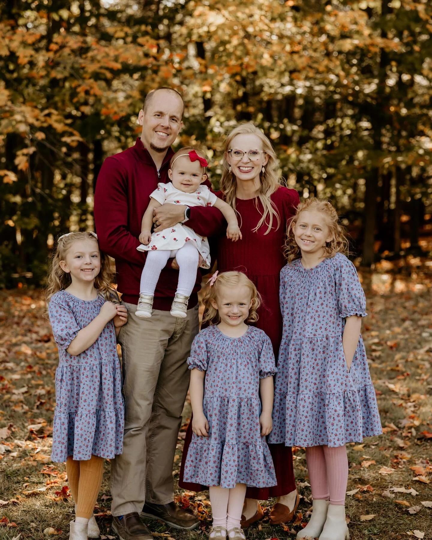 Fall days + family days = everything. 🤎
&bull;
&bull;
#buffalofamilyphotography #wnyfamilysession #wnyfamilyphotography #buffalofamilyportraits #wnyfall #familyphoto #familytime❤️ #familyphotography