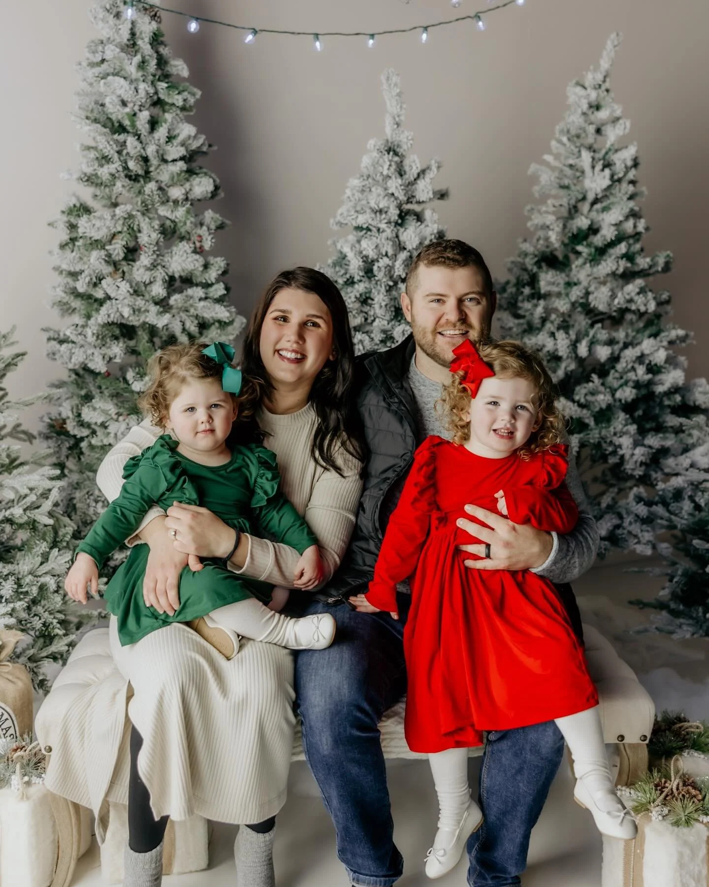 Nothing says holiday magic quite like twinkling lights, cozy hugs, and genuine smiles. ✨🎄
&bull;
&bull;
#HolidayMiniSessions #ChristmasPhotos #WinterMagic #HolidayPortraits #BuffaloPhotographer #WNYPhotographer #CozyHolidayVibes #FamilyPhotography #