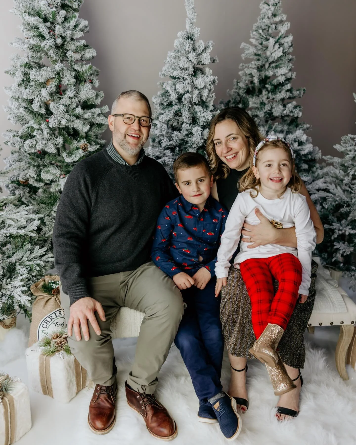 Holiday sessions for 2025 were amazing, now all I have left is editing. 
&bull;
&bull;
#buffalophotographer #wnyphotographer #wnyfamilyphotographer #holidaysessions