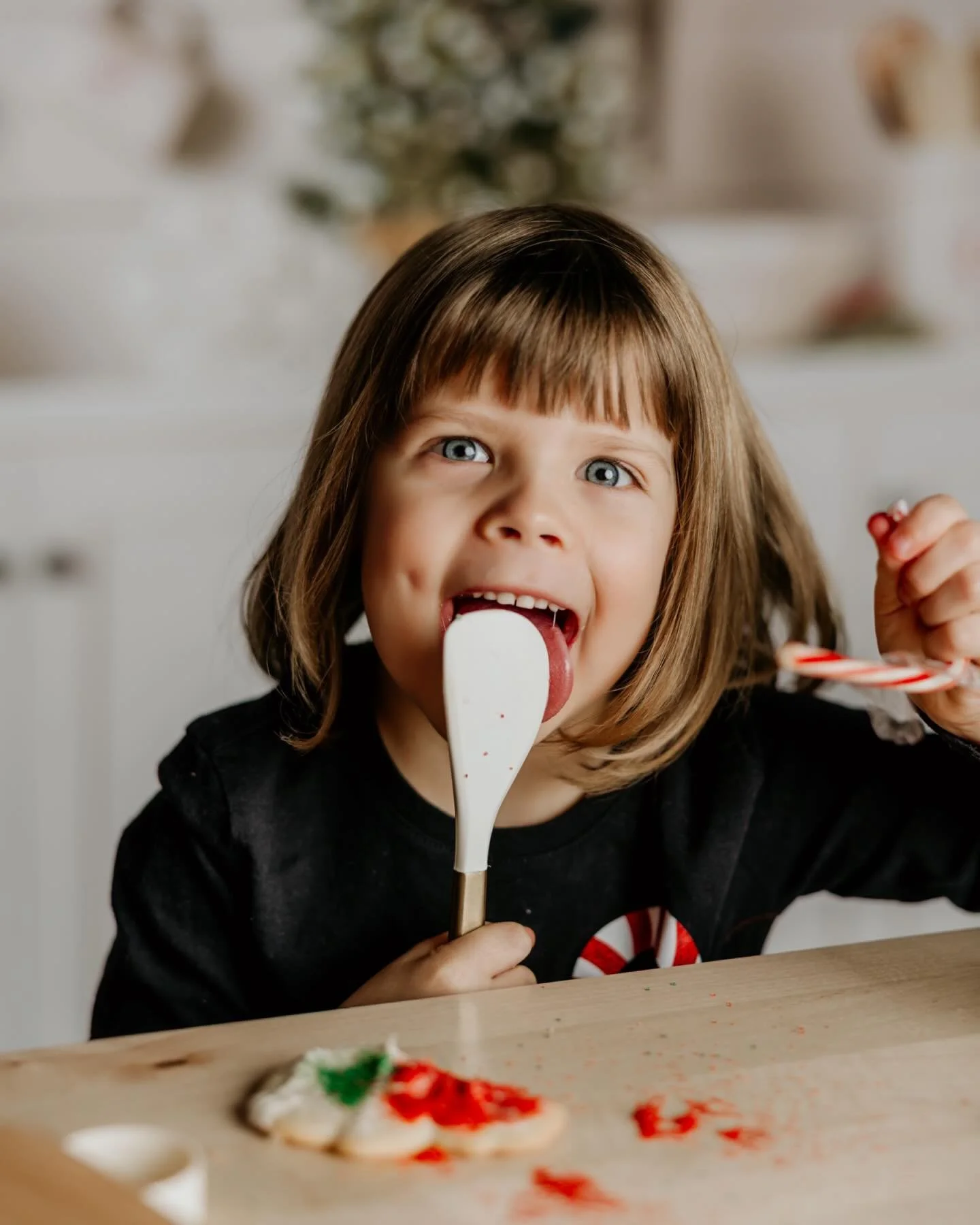 Holiday baking magic ✨ Little hands, big imagination, and all the sprinkles in the world. 🍪❤️
&bull;
&bull;
#HolidayMiniSessions #ChristmasPhotos #KidsPhotography #LifestylePhotographer #BuffaloPhotographer #WNYPhotographer #CookieDecorating #Holida
