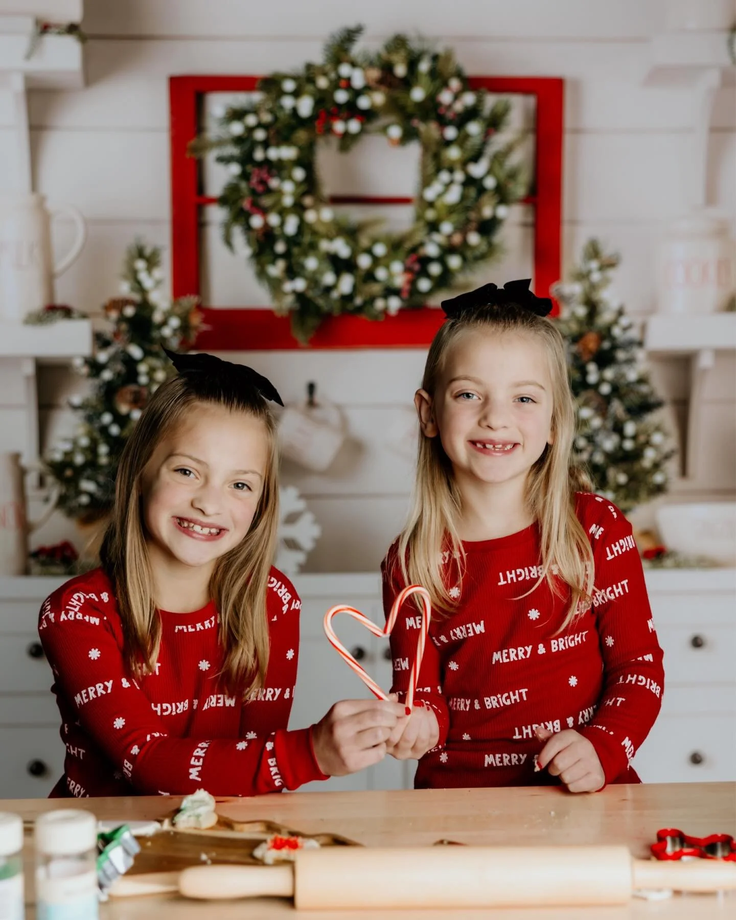 Baking up a little holiday magic&hellip; one cookie (and giggle) at a time. 🍪🎄
&bull;
&bull;
#ChristmasSession #HolidayPhotos #BuffaloPhotographer #BuffaloNYPhotographer #WNYPhotographer #ChristmasMiniSessions #HolidayMagic #TreeFarmVibes #Christma