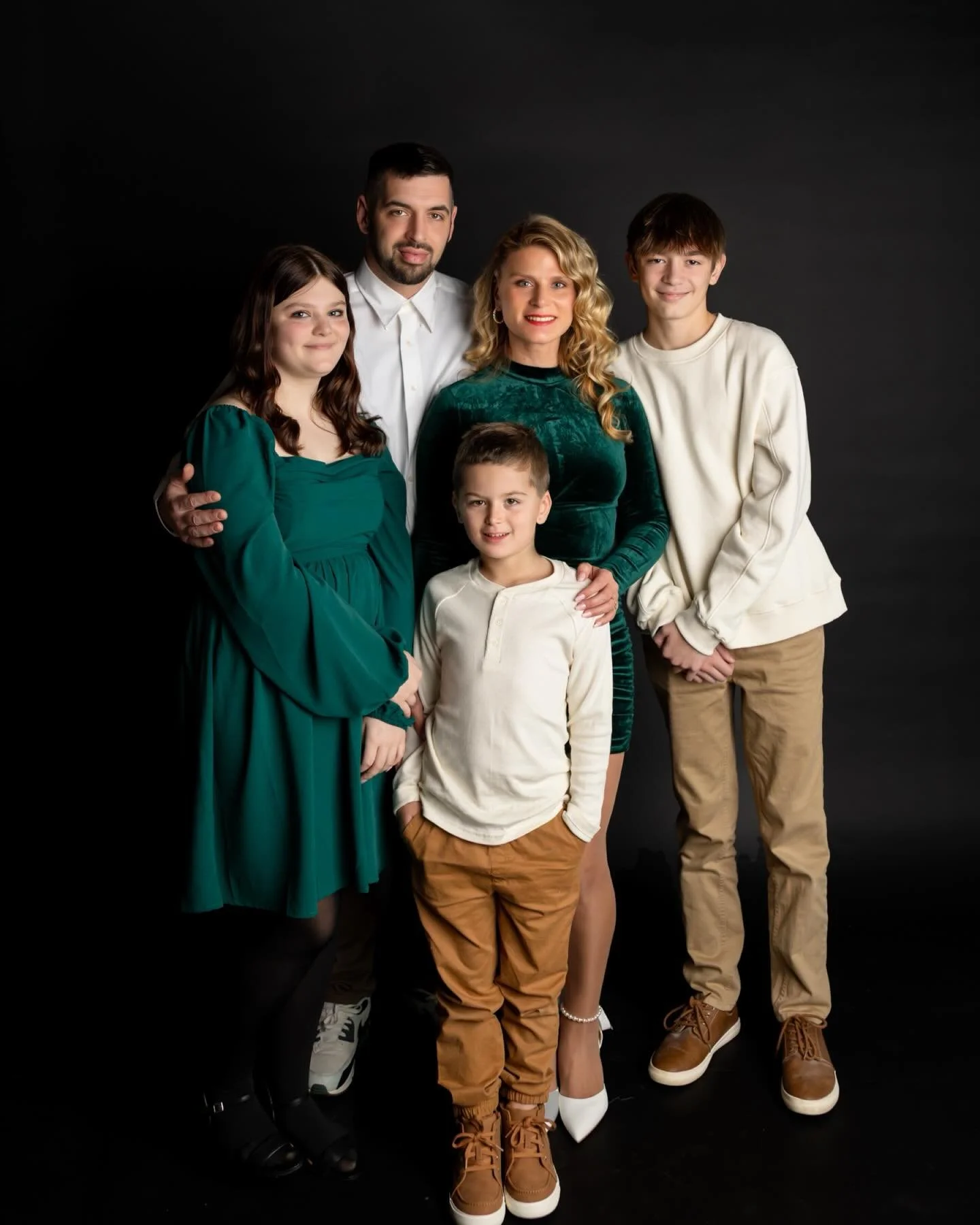 Capturing genuine connection, real smiles, and the love that makes this season shine. This beautiful crew absolutely lit up the studio! ❤️🎄
&bull;
&bull;
#FamilyPhotographer #StudioPhotography #HolidayPhotos #BuffaloPhotographer #WNYPhotographer #Fa