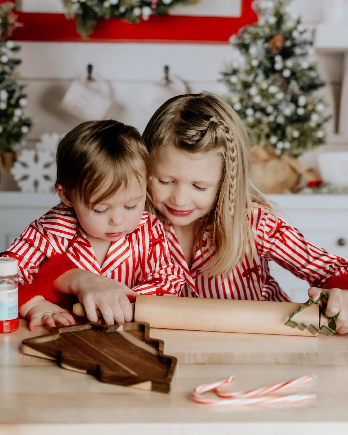 Here&rsquo;s my little family 🛷🥹❤️❤️
&bull;
&bull;
#buffalofamilyphotography #wnyfamilyphotographer #holiday #holidayphotos