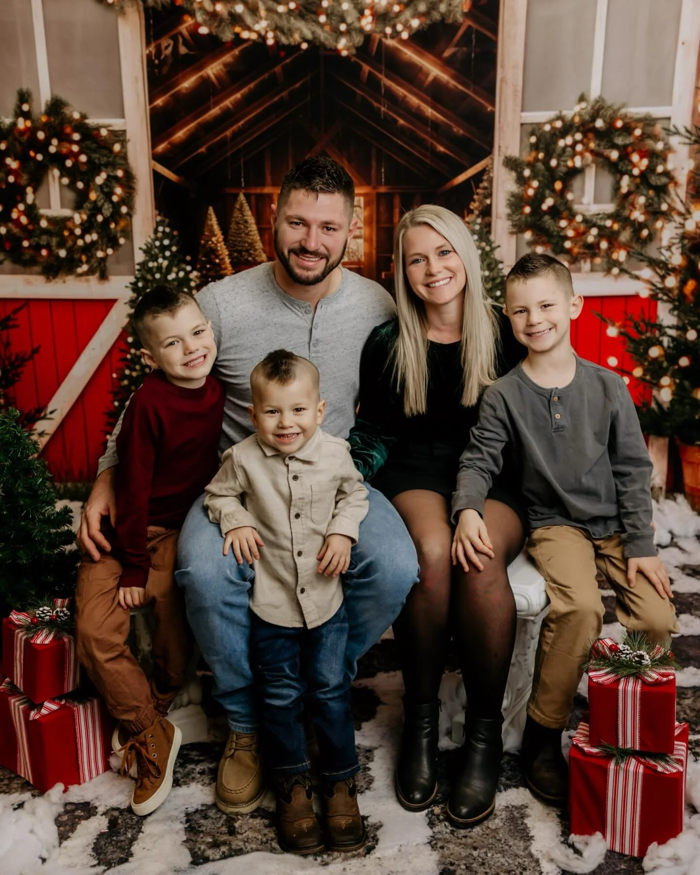 What a happy family ❤️
&bull;
&bull;
#buffalofamilyphotography #wnyfamilyphotography #wnyfamilyphotos #buffalofamilyportraits