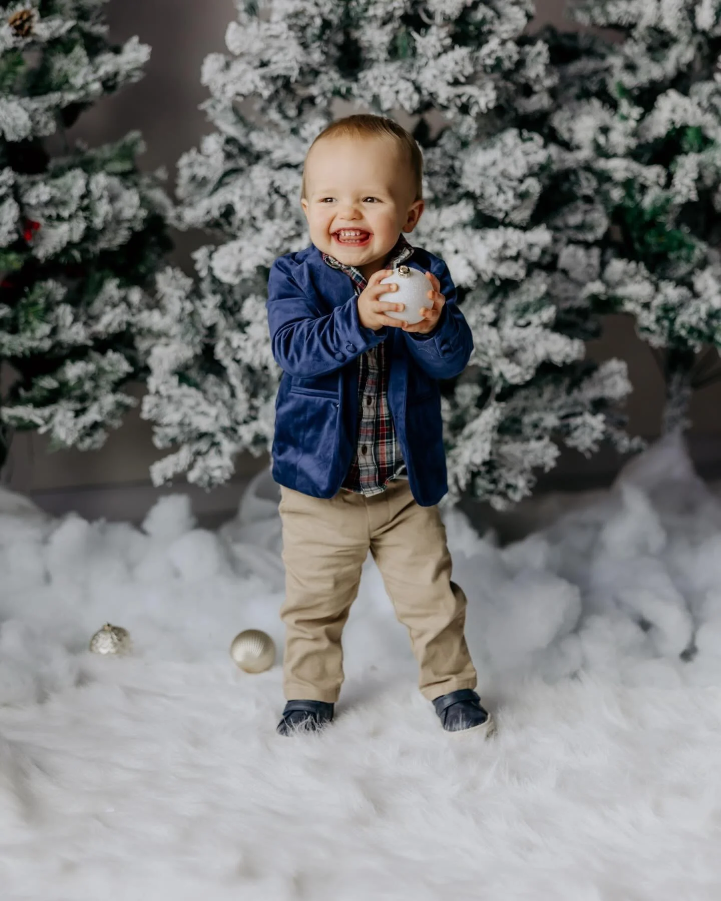 Tiny hands, big smiles, and all the Christmas magic in between.
&bull;
&bull;
#christmassession #holidayminis #buffalophotographer #wnyphotographer #kidsportraits #christmasphotos #holidaymagic #minisessions #winterwonderland #studiochristmas #family