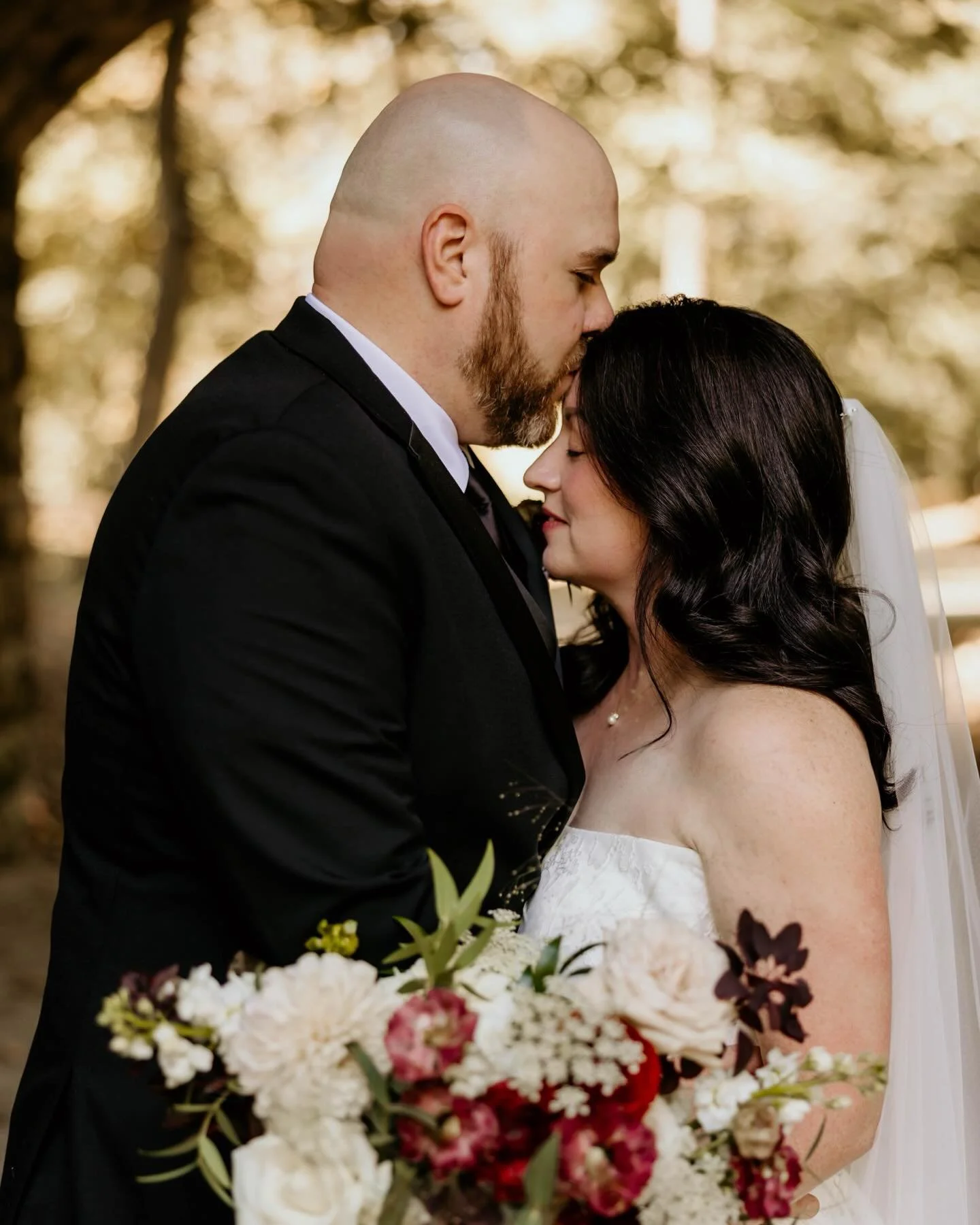 Stoppp this forehead kiss is EVERYTHING 😭🤍
Soft, timeless, and full of that &ldquo;we&rsquo;re really married&rdquo; feeling.
&bull;
&bull;
#weddingphotographer #weddingday #foreheadkiss #brideandgroom #justmarried weddingportraits romanticwedding 