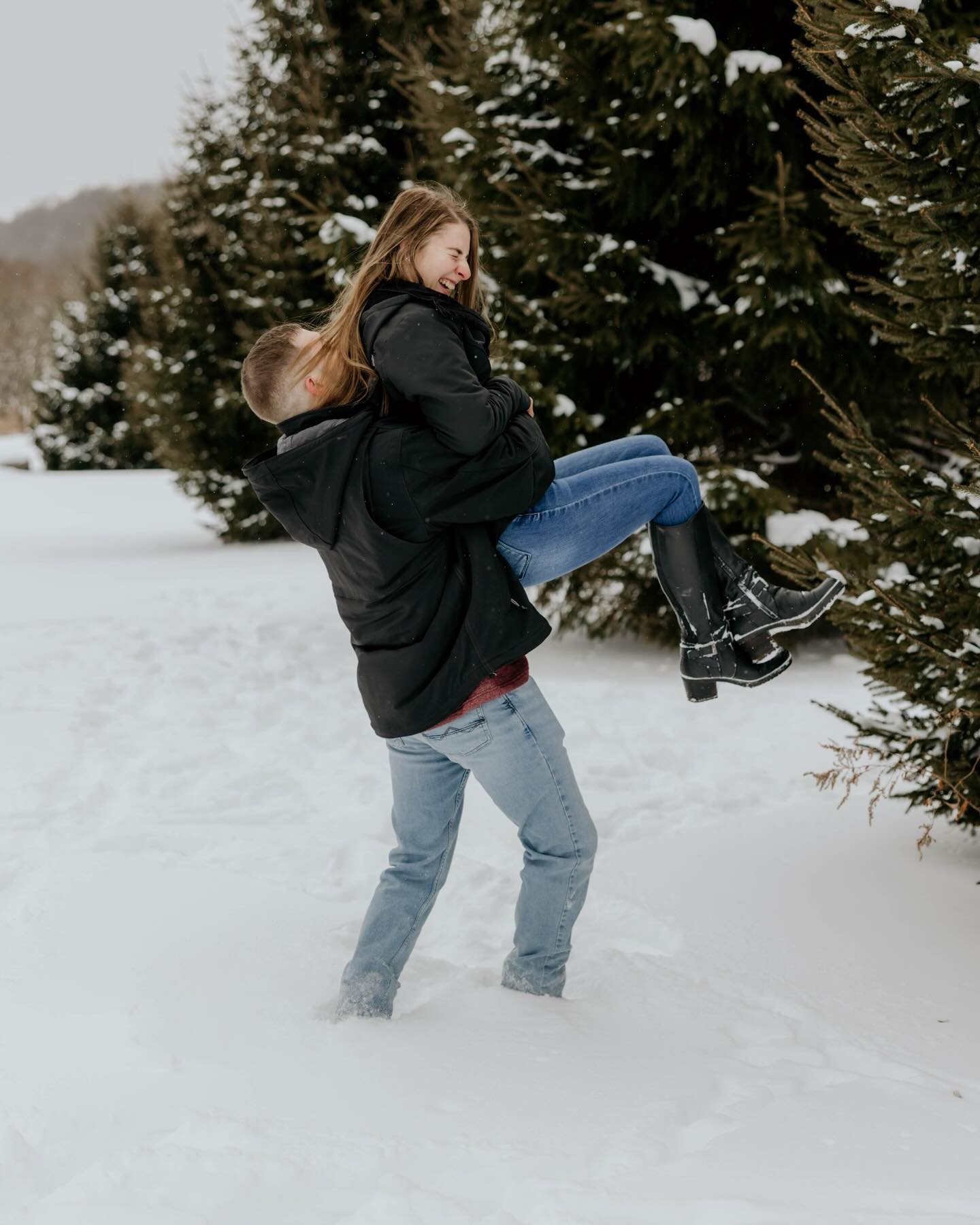Laughing, lifting, freezing, loving&mdash;exactly how an engagement session should feel ❄️
(Also yes, that&rsquo;s my brother 🥹)