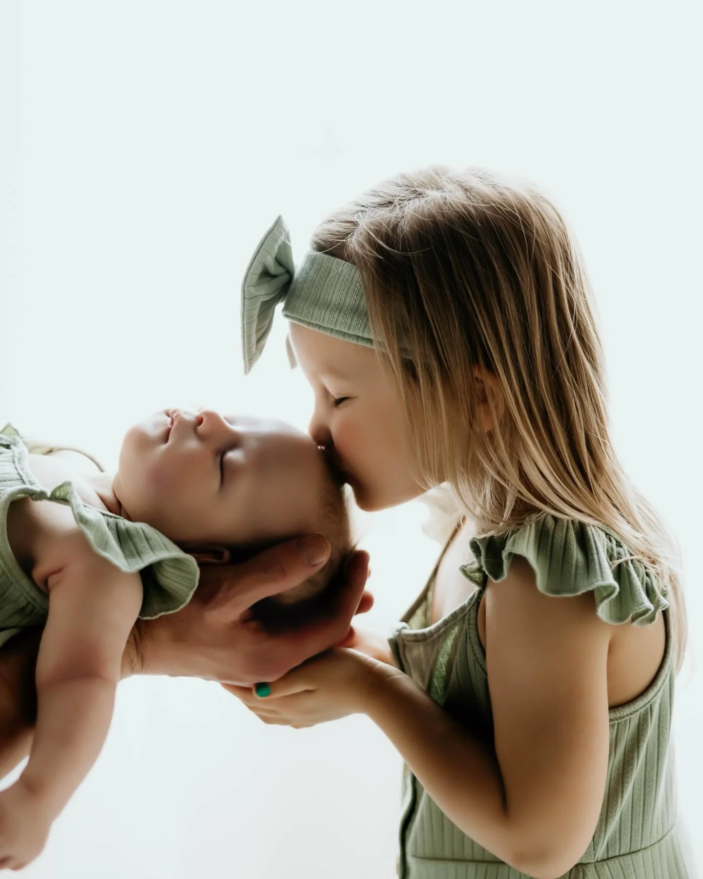 A love that begins before words&hellip; and grows in the quietest, sweetest moments 💚
&bull;
&bull;
#NewbornLove #BigSisterMagic #SiblingBond #LifestyleNewborn #SoftMoments MotherhoodUnplugged FamilyPhotographer BuffaloPhotographer WNYPhotographer N