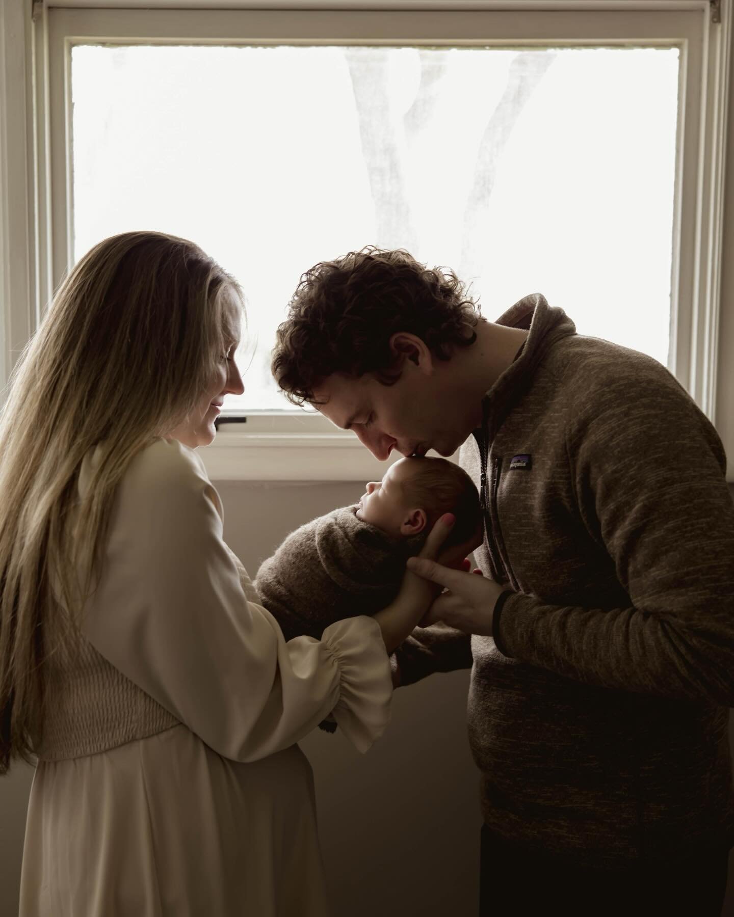 There&rsquo;s something sacred about the quiet moments&mdash;where love is soft, steady, and brand new. 🤍
&bull;
&bull;
Keywords: newborn photography, lifestyle newborn session, in-home newborn, natural light photography, family love, fresh 48 vibes