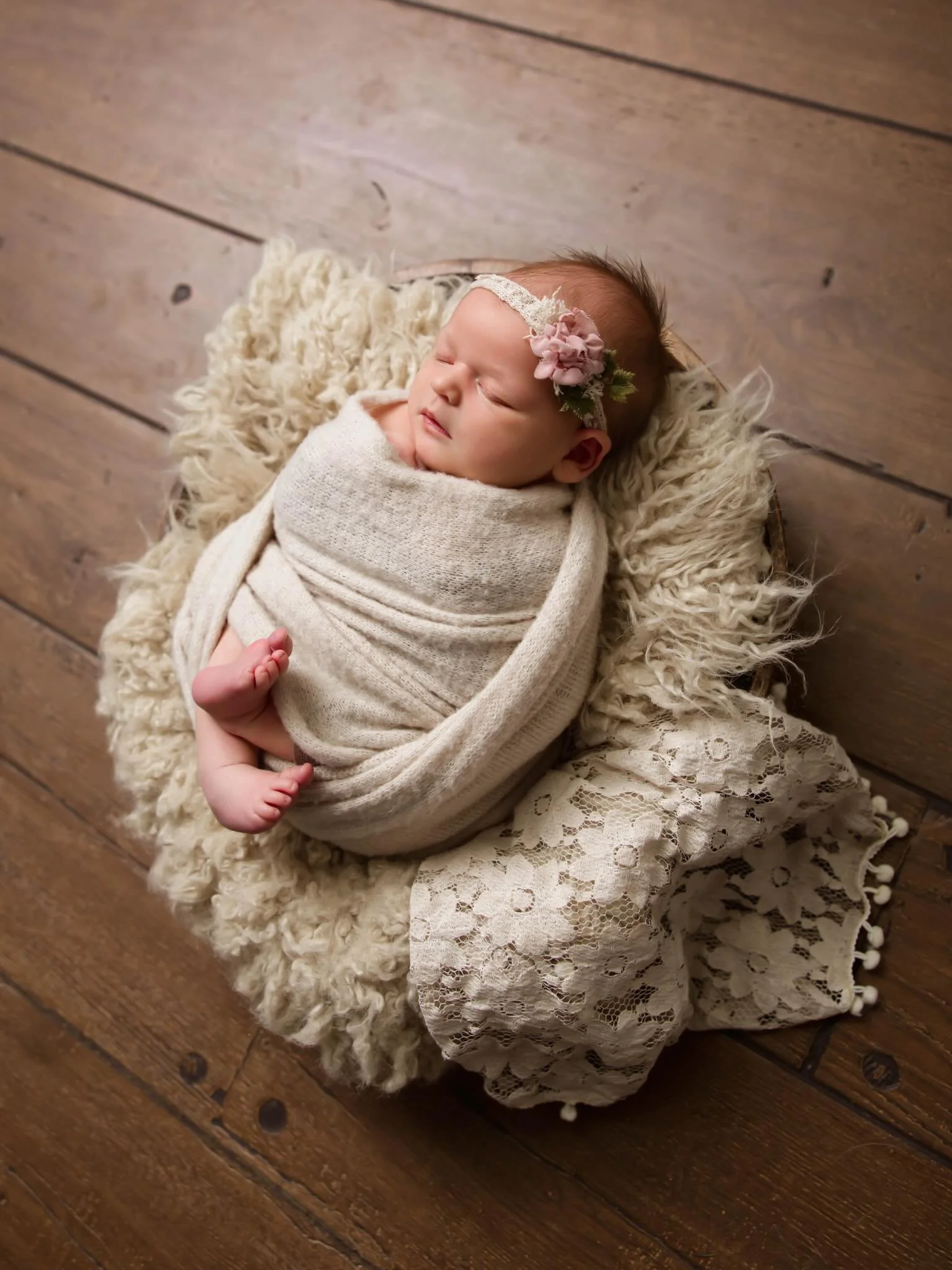 Wrapped up in love and already stealing hearts.
&bull;
&bull;
#NewbornPhotography #LifestylePhotographer #BabyGirl #NewbornSession #PhotographerLife SweetBeginnings TinyDetails NewbornPhotos BabyLove FamilyPhotographer