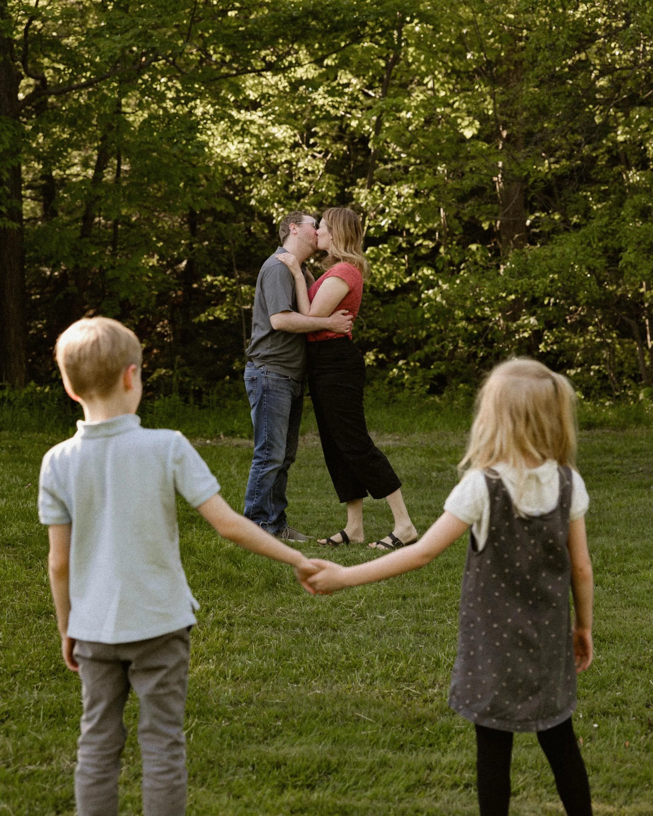 The little moments today become the memories they&rsquo;ll treasure tomorrow. 🌿✨
&bull;
&bull;
#OutdoorFamilySession #WesternNYPhotographer #RochesterNYPhotographer #AuthenticMoments #FamilyMemories LoveLivesHere PhotographerLife FamilyPortraits