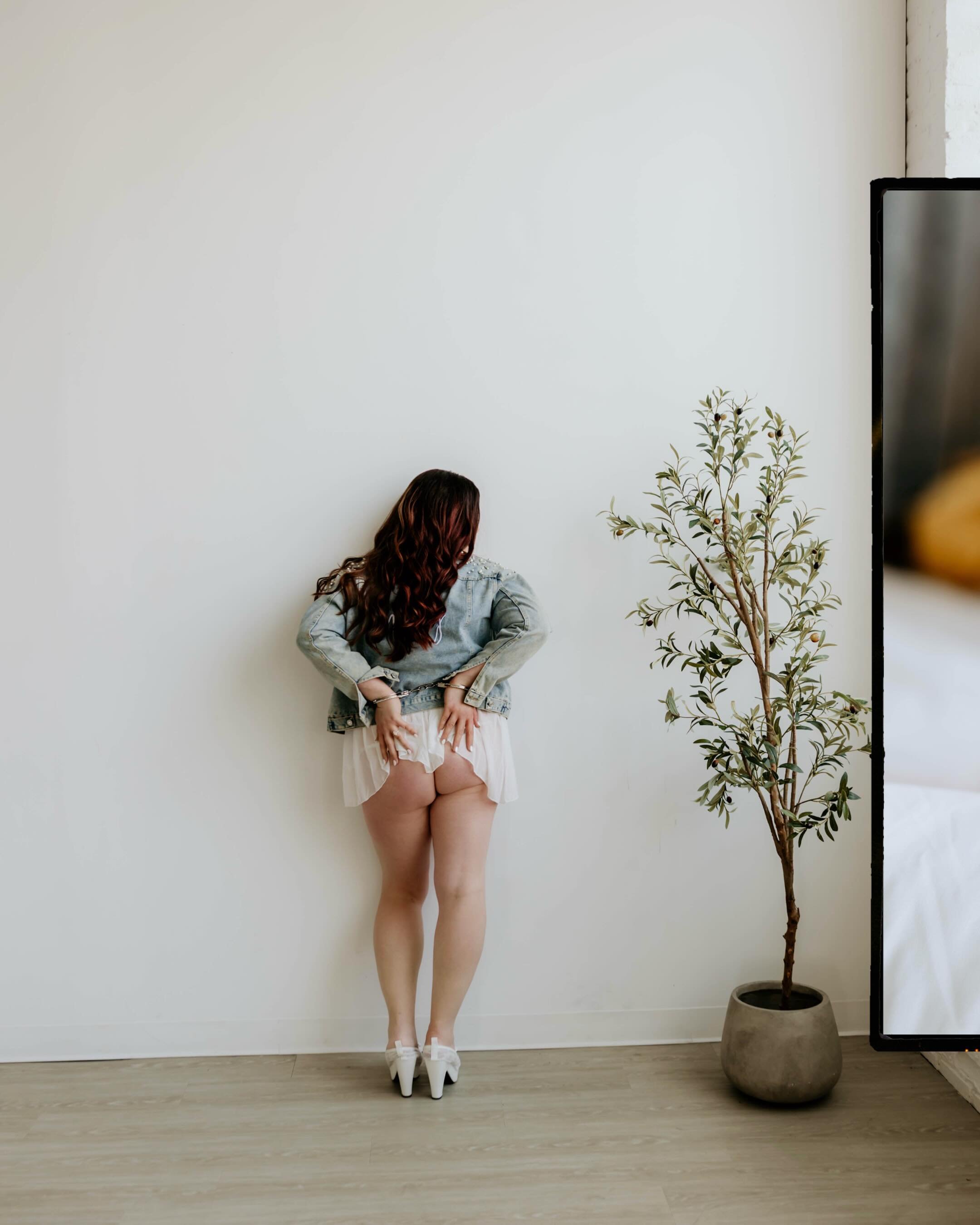 Because every bride deserves to feel this beautiful before the dress goes on. ✨
&bull;
&bull;
#WeddingPhotography #LuxuryBoudoir #BoudoirSession #WeddingInspiration #BridalInspiration EmpoweredWomen