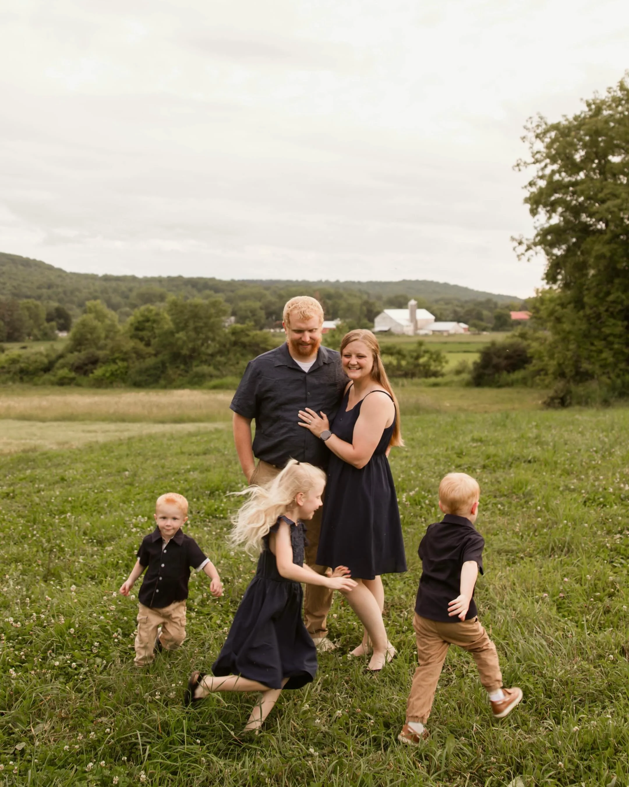Some places tell a love story twice. 🤍 Years ago, I photographed their wedding on her dad&rsquo;s property. Now they&rsquo;re back in the very same place, surrounded by the beautiful family they&rsquo;ve built together. Moments like these are why I 