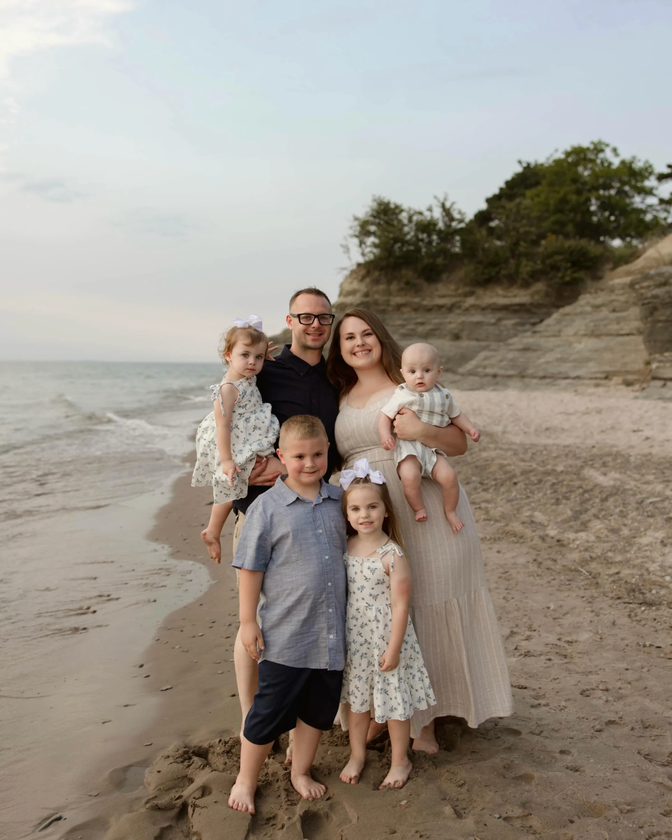 Barefoot kids, sandy toes, a baby in your arms, and the people who make your whole world. The kind of memories you&rsquo;ll look back on years from now and be so thankful you stopped to preserve. 🌊✨
&bull;
&bull;
#FamilyPhotography #FamilyPhotograph