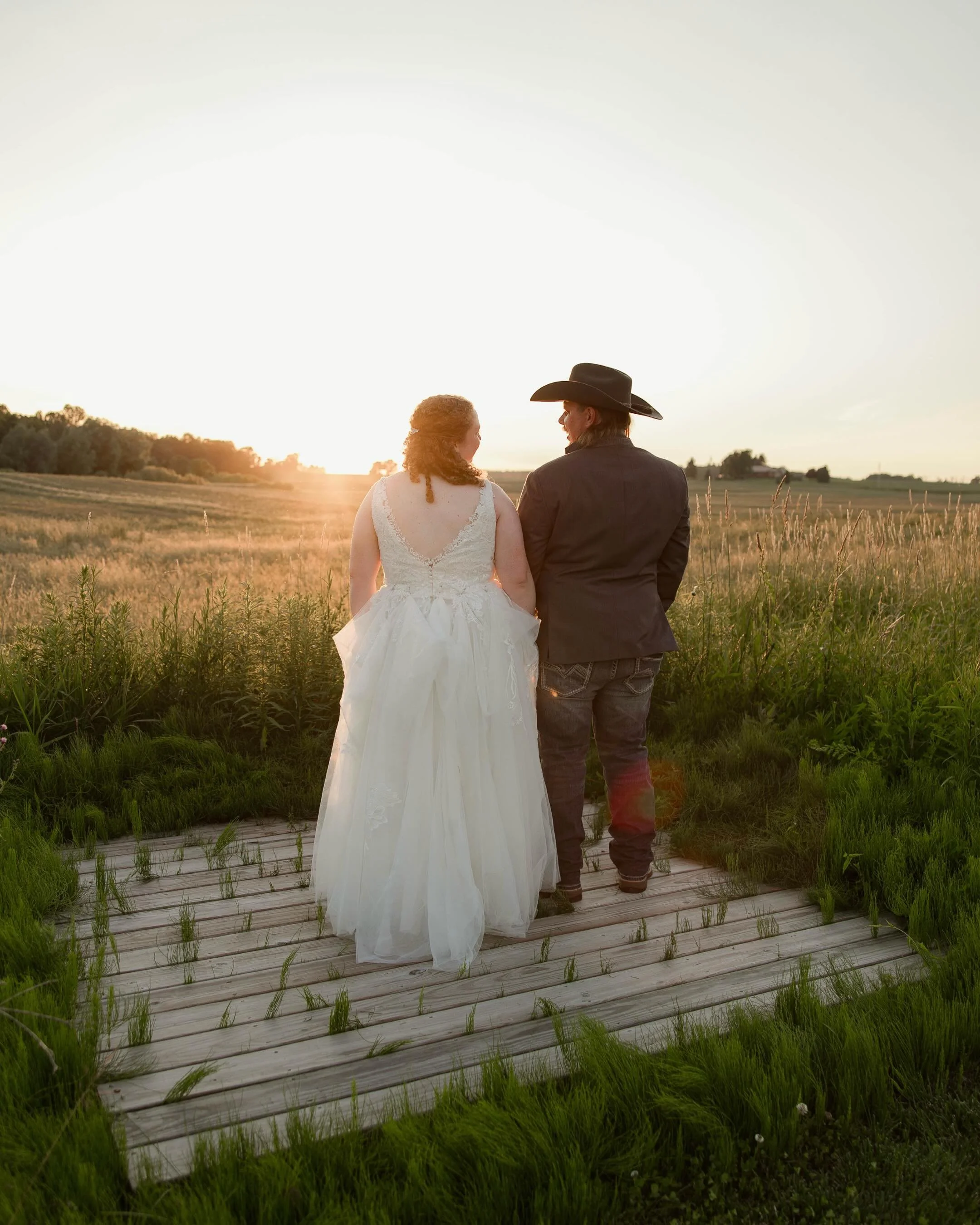 There&rsquo;s just something about a country wedding at golden hour. 🤎🌾
&bull;
&bull;
#CountryWedding #CountryBride #WesternWedding #GoldenHourWedding #weddingphotographer