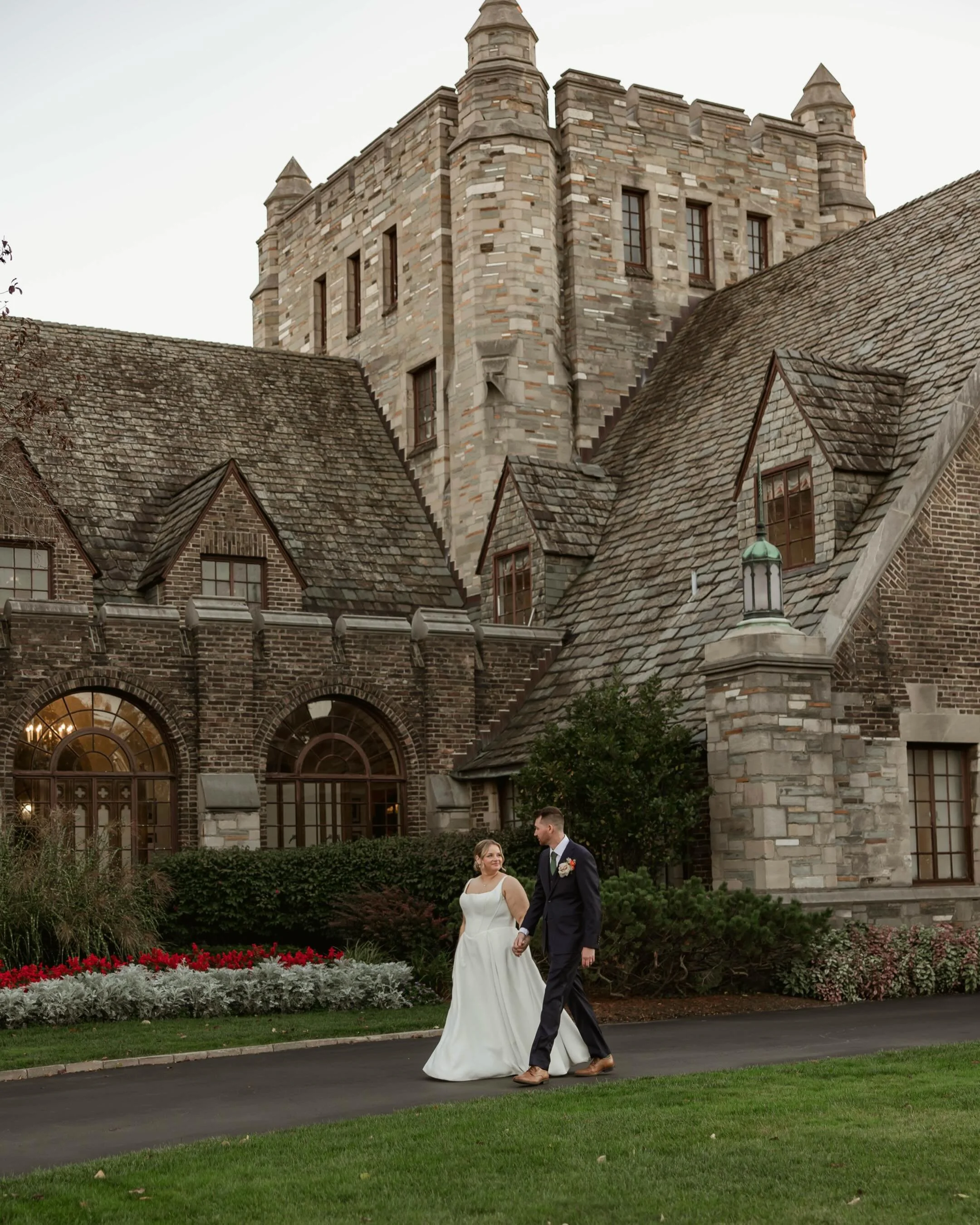Moody, romantic, and effortlessly elegant 🤍✨
&bull;
&bull;
#ParkCountryClub #BuffaloWeddingPhotographer #BuffaloWedding #WNYWeddingPhotographer #WesternNYWedding NYWeddingPhotographer