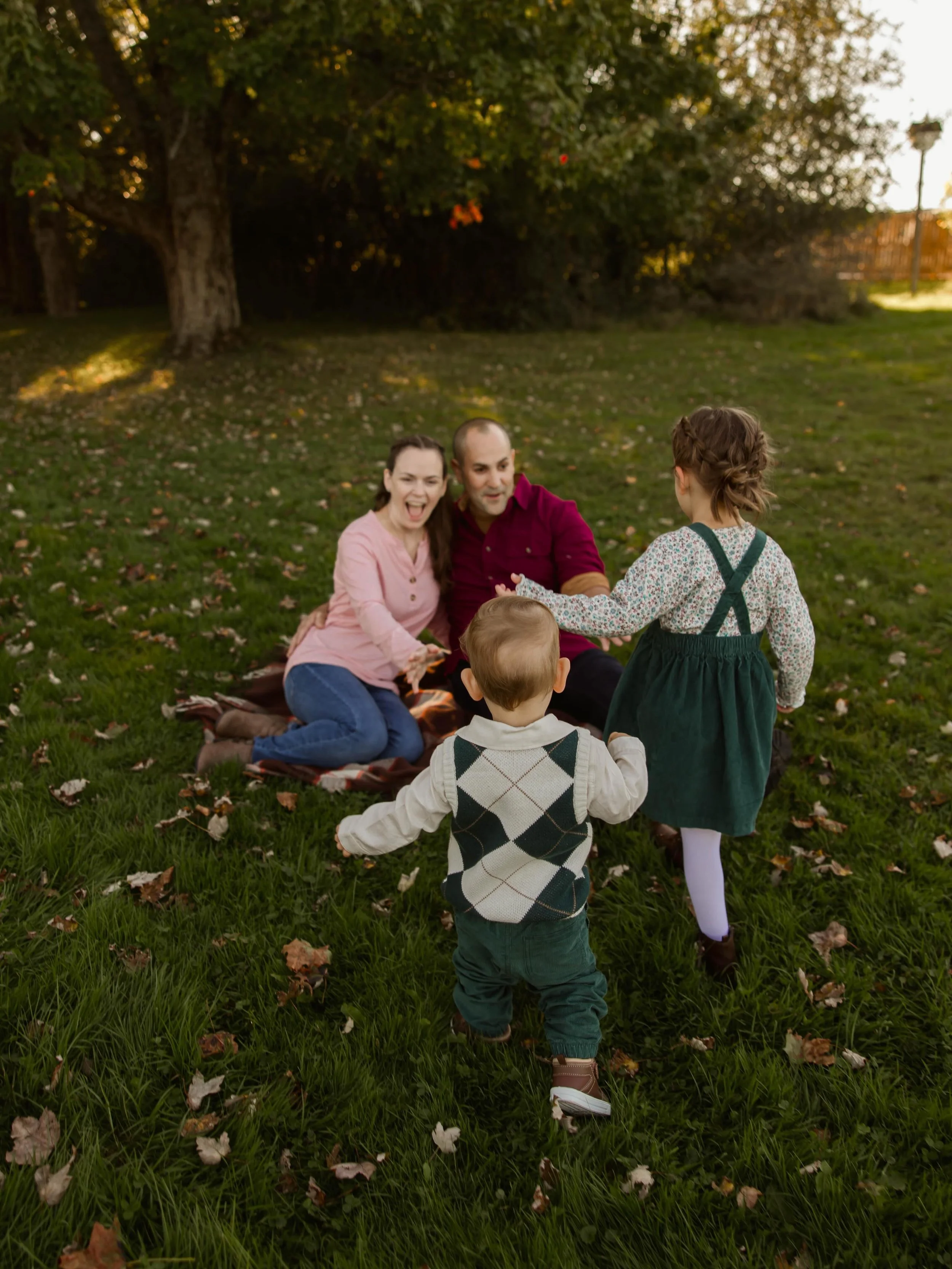 The sweetest kind of chaos 🤎🍂
&bull;
&bull;
#BuffaloPhotographer #BuffaloFamilyPhotographer #FamilyPhotography #FallFamilyPhotos #FallFamilySession