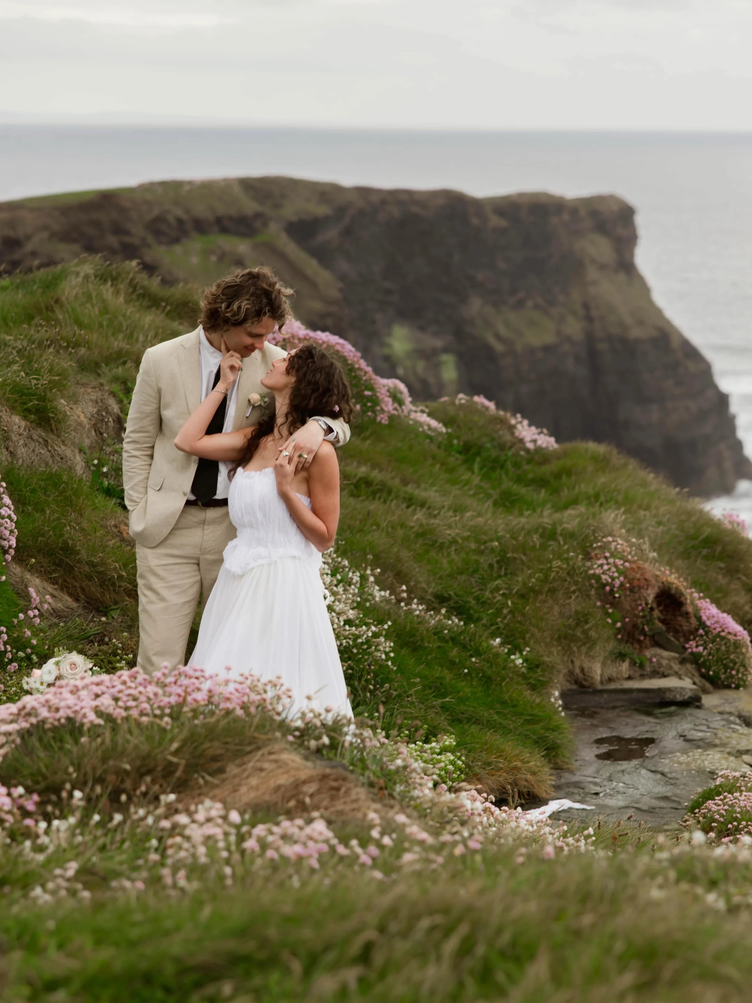 Somewhere along the rugged Irish coastline, surrounded by wildflowers, endless green hills, and the kind of views that don&rsquo;t feel real&hellip; just the two of them. 🤍🌿
&bull;
&bull;
Host:@vowandventure.co
Elopement : @hai_n_drew 
Dress: @midw