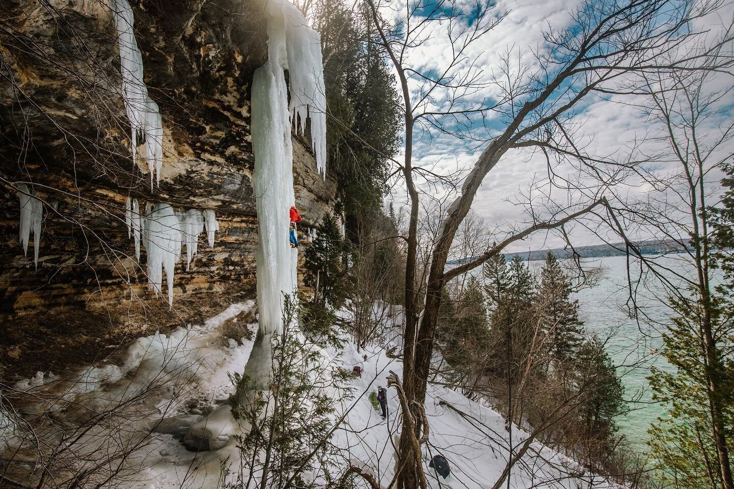 Watching @shu2260 pull that roof was incredible and terrifying!!! So much fun #iceclimbingphotography #adventurephotography