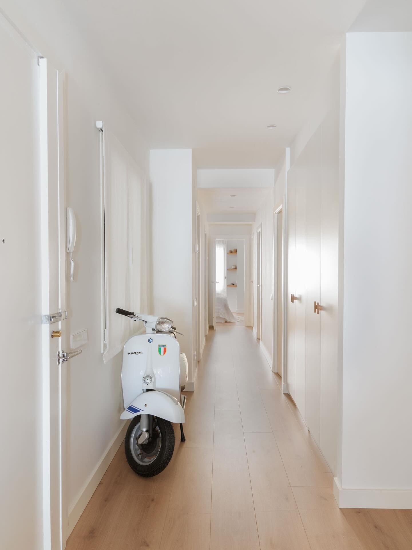 Recibidor y pasillo del piso de P&agrave;dua, con la Vespa como protagonista. El hogar habla de quien lo habita, y en este caso, nos recibe una de sus pasiones 🛵, convertida en escultura decorativa.
Tambi&eacute;n se aprecia c&oacute;mo la luz busca