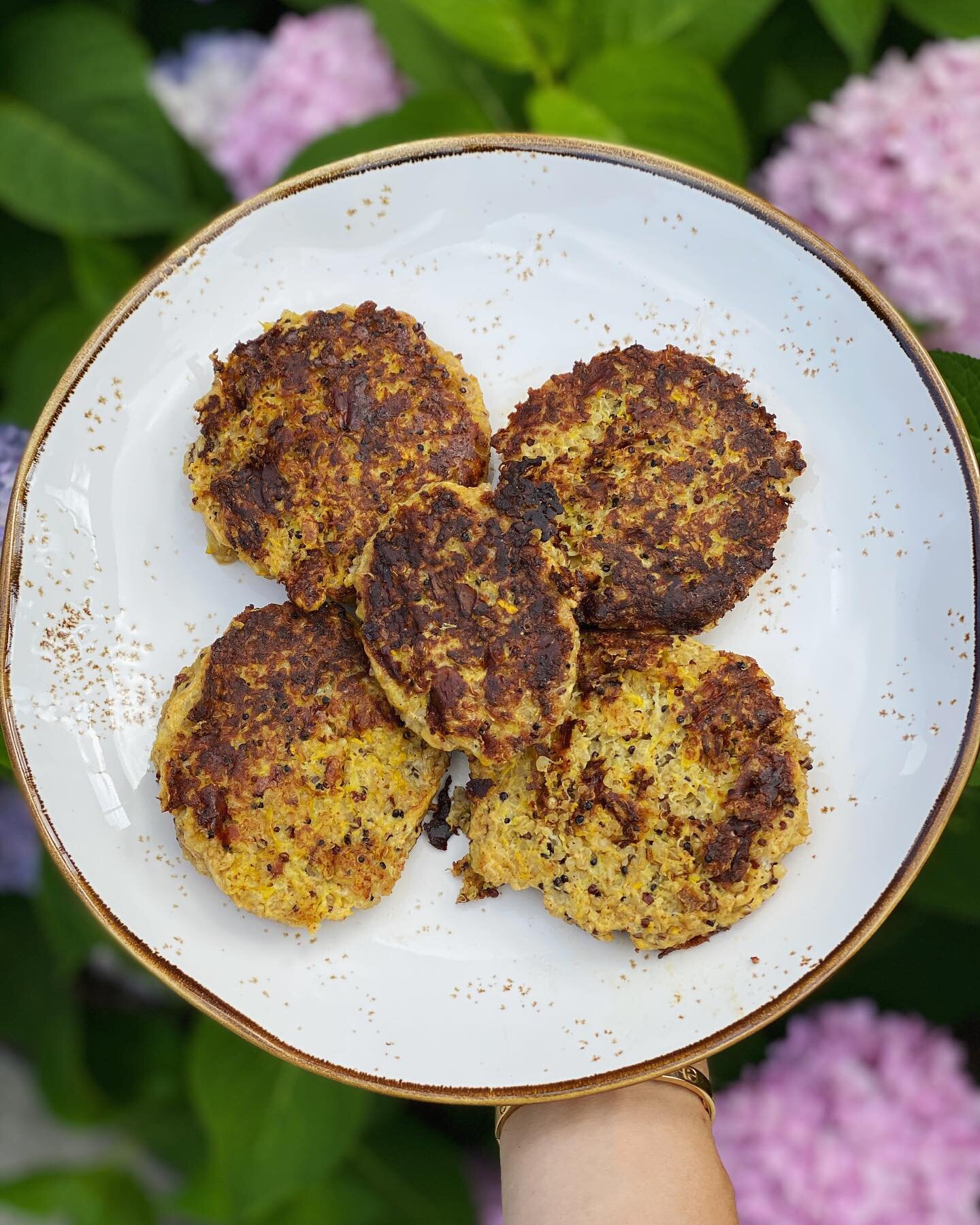 ZUCCHINI QUINOA FRITTERS RECIPE 🥒🍔✨ Zucchini is in season right now so it&rsquo;s a great time to make these! Another great recipe for sneaking in more veggies🙌 Be sure to bookmark this baby!
-
-
1 cup cooked quinoa, I used @suncorefoods organic r