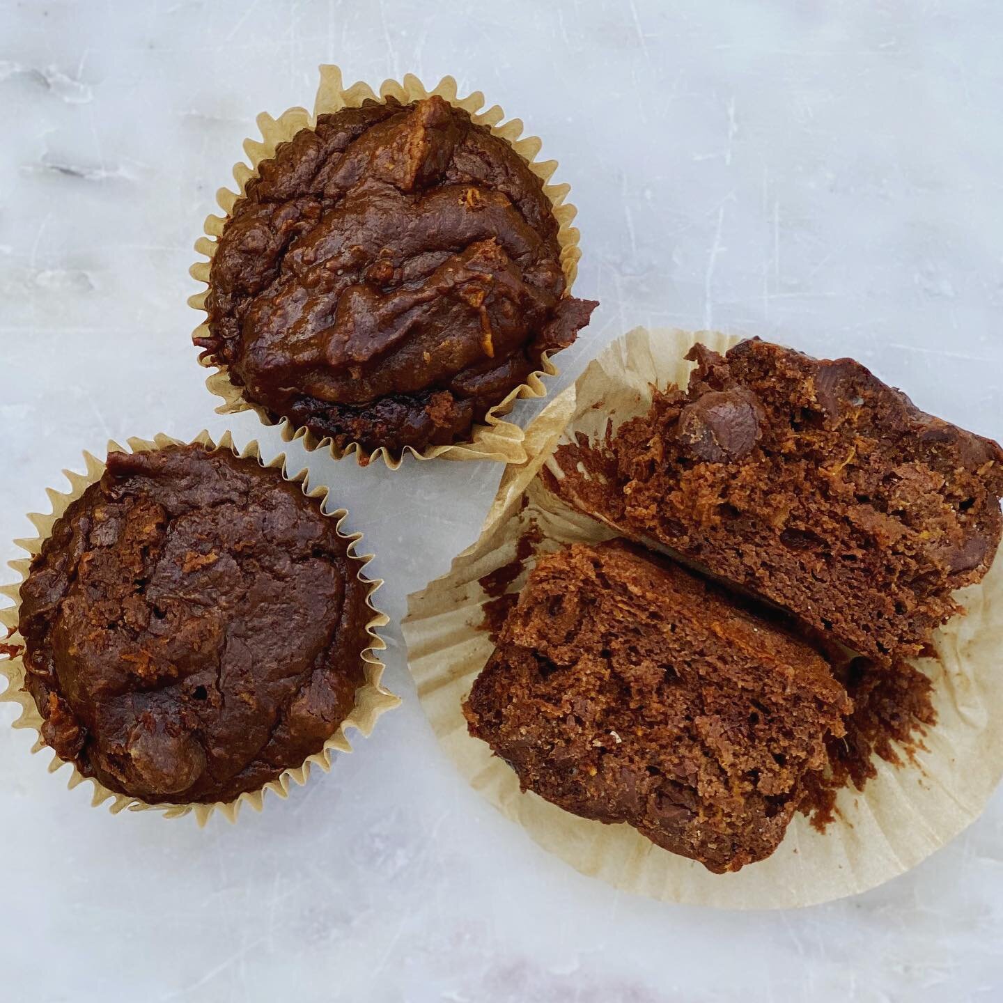 Sweet potato peanut butter chocolate fudge muffins 🍠🍫🥜🧁 RECIPE BELOW! Made this recipe up as I was going along basically to use up extra #sweetpotato and I&rsquo;m surprised it actually came out so good! Moist &amp; fudgy &amp; #flourlesss and ac