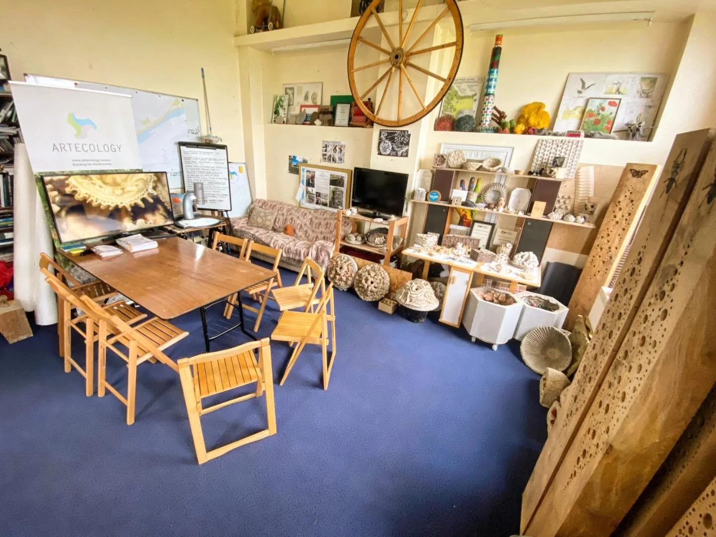 A quick tidy up on the so called &ldquo;clean side&rdquo;, and we look forward to hosting scientists from @ukbiofilms (The National Biofilms Innovation Centre) at our studio tomorrow. 
Hoping for sunshine so we can take a leisurely stroll along Scien