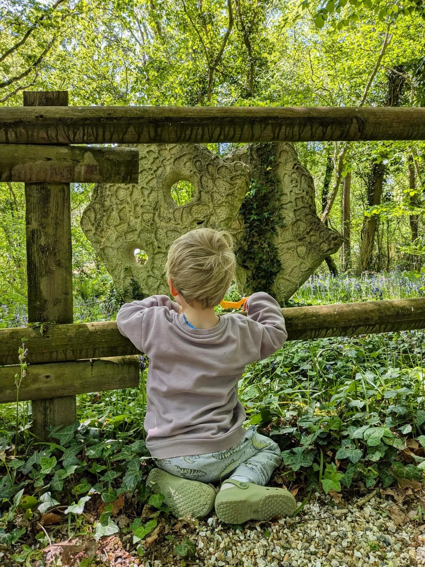Twenty years after completion, little P meets the woodland Twins for the first time.

Woodland stewards, greening with time, made by our team long before Artecology was born.

Brought into being by @ecclestongeorge @spikeoatley to celebrate the safe 