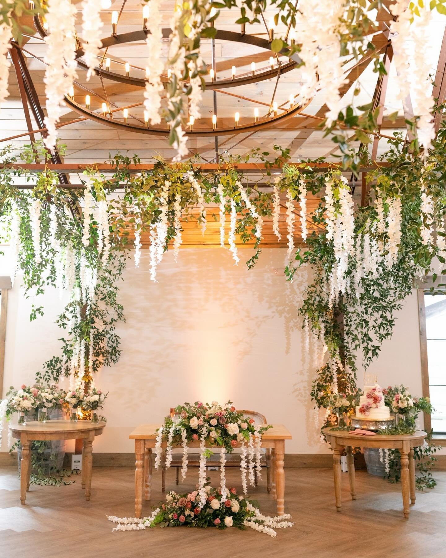 I&rsquo;m forever here for the big floral installs that are straight out of a fairytale! When I saw we&rsquo;d be working alongside the incredible @savannahsgardenflorist I knew it was going to be a good day &mdash; then I walked in and saw this and 