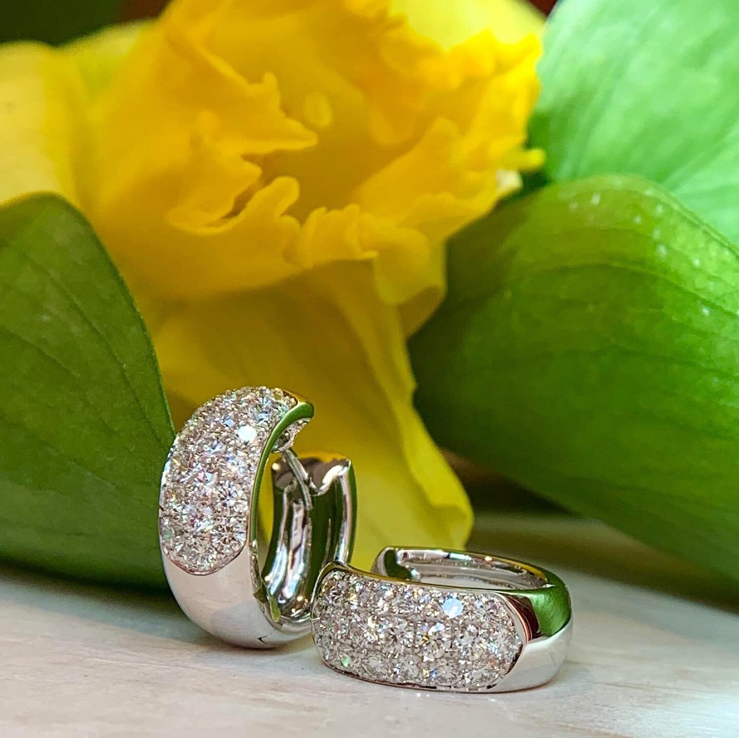 These diamond pave huggie earrings are soooooooooooooooo sparkly! 🤩

#monamiefinejewelry #sparkle