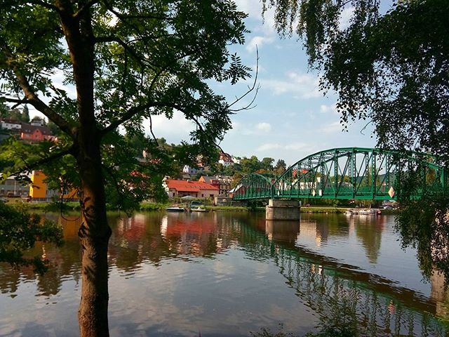 The riverfront village of Davle, and its marvelous green #bridge.
#outtherecz #getoutthere #CzechRepublic #hikecz #summersend