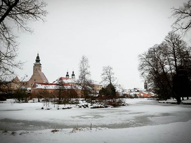 This weekend I've left my post in nitty gritty Prague for the snowy #UNESCO protected medieval hamlet of #Telč. Taking a reprieve from my more adventurous #travels, I've opted for a relaxing #getaway at a sleepy bed & breakfast in the town centre. Tourists and locals alike stroll at their leisure, taking in the Renaissance #architecture of the main square or sledding and wandering with pets and children in the hilly #park encircling the main roads. And while many of the billed attractions are shut up for the heavy #winter, I can scarcely imagine a better place to hole up in a wood and stone cafe, enjoying a steaming Svarene Vino (hot spiced wine) watching the snow fall on #Gothic gables and colorful #Romanesque façades.
If cost effectiveness is on your mind, #CZ continues to deliver: The bus trip from Prague was only €5, and the B&B for a single occupant, right on the main square, runs a little under €20 per night.
#outhereCZ #getoutthere #travel #CzechRepublic #instatravel #europe #europeantravel
