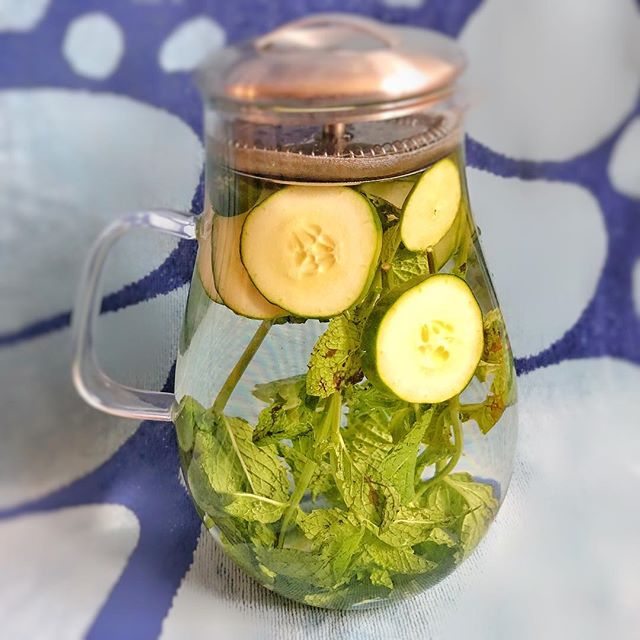 Stay cool and hydrated with this tasty infused water 💦💧
A lot of people have a hard time consuming enough water to function their best, making an infusion that you enjoy drinking will motivate you to increase your water intake so that you can achie