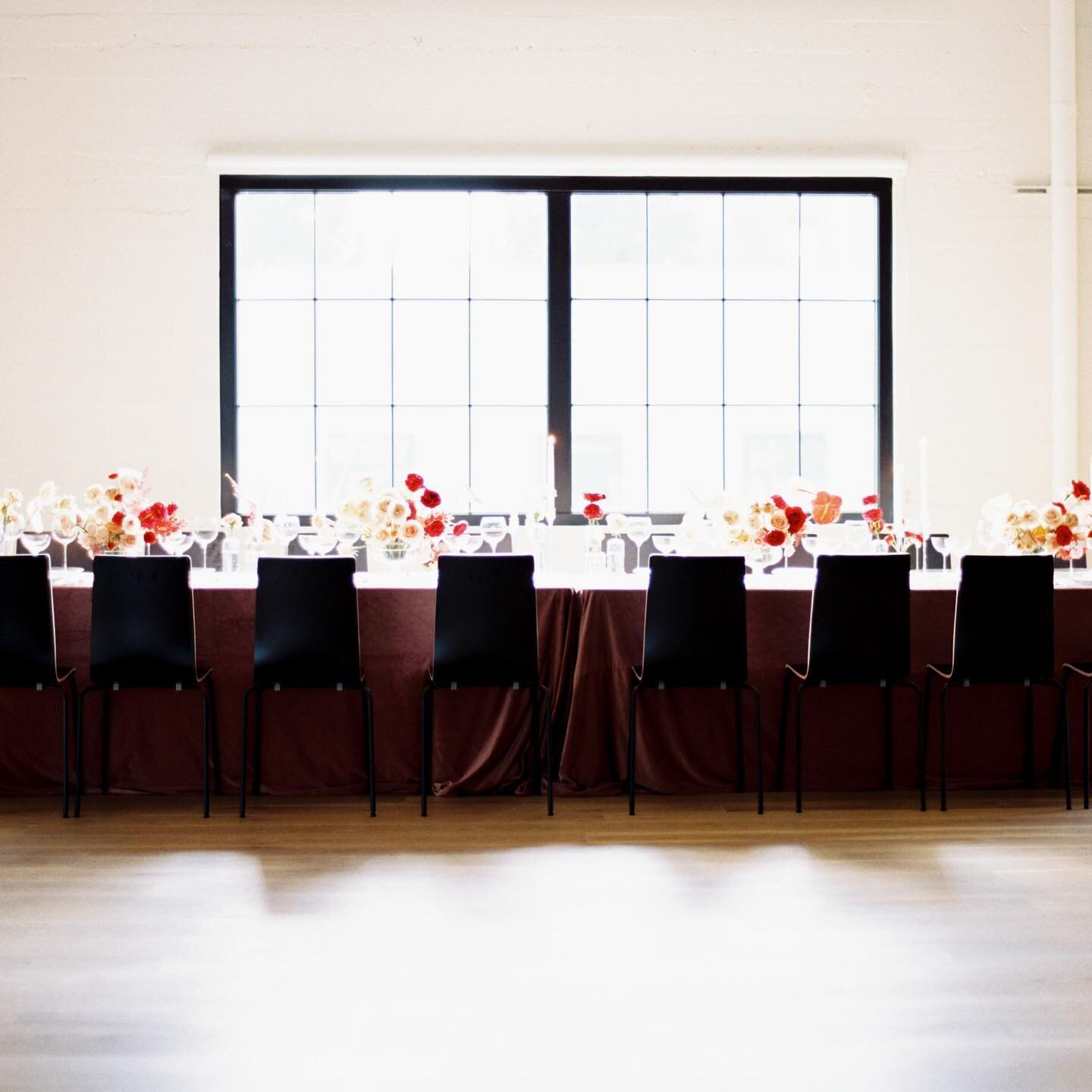 Ready to bring your dream head table to life? Block 41&rsquo;s got you covered! From swanky corporate dinners, to your special day, we&rsquo;ll make it happen. 🖤