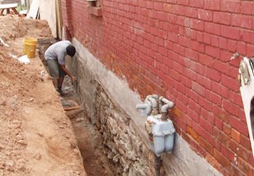 Man Waterproofing wALL