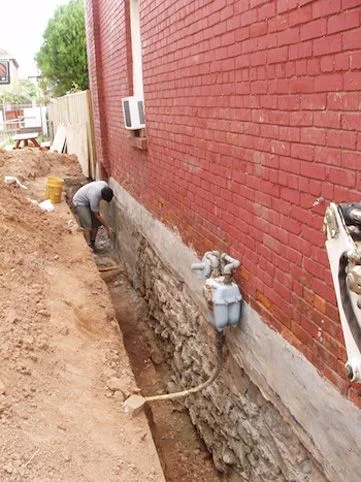 Man+waterproofing+wall.jpg
