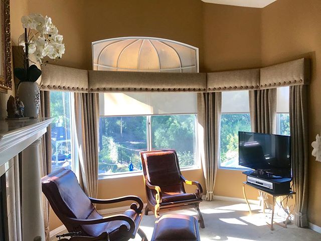 Custom made linen cornice boxes with oiled rubbed bronze nail heads topped over roller shades in matching fabric. Anaheim, CA
.
#home #family #remodel #orangecounty #california