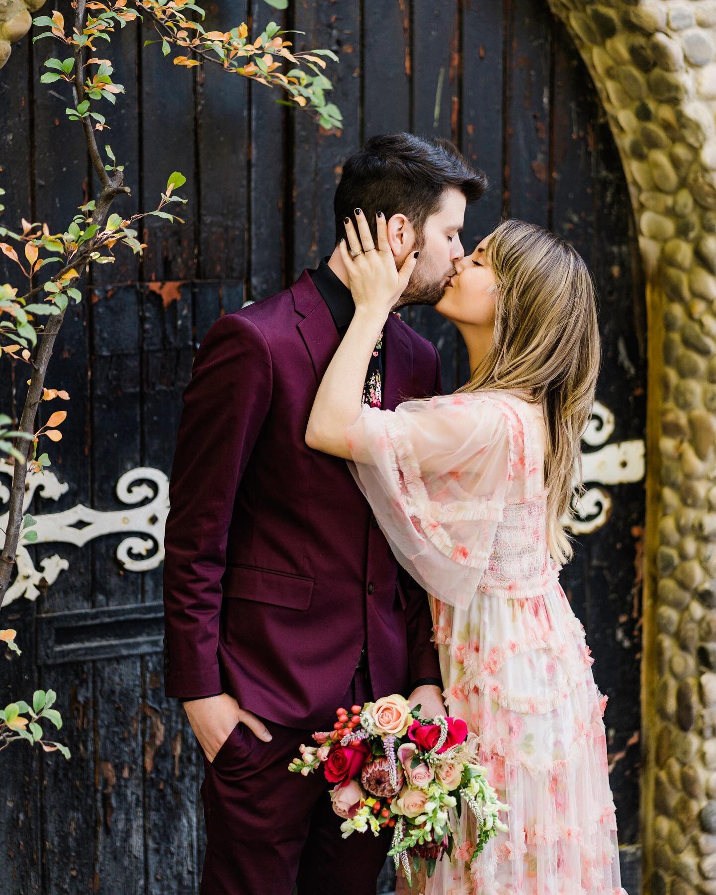 And back to Alex and Britt in Santa Fe 😍
.
.
.
#destinationphotographer #nmphotographer  #southwestisbest #southwestphotographer #portraitphotography  #lifestyle  #carissaandben #nmweddings #newmexicoweddingphotographer #rockymountainbridemagazine #