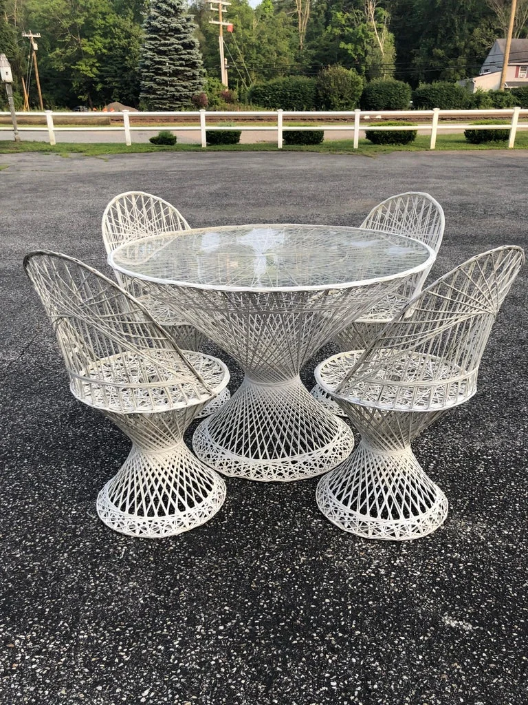 Mid-Century Modern Russell Woodard Spun Fiberglass Table and Chairs4.jpg