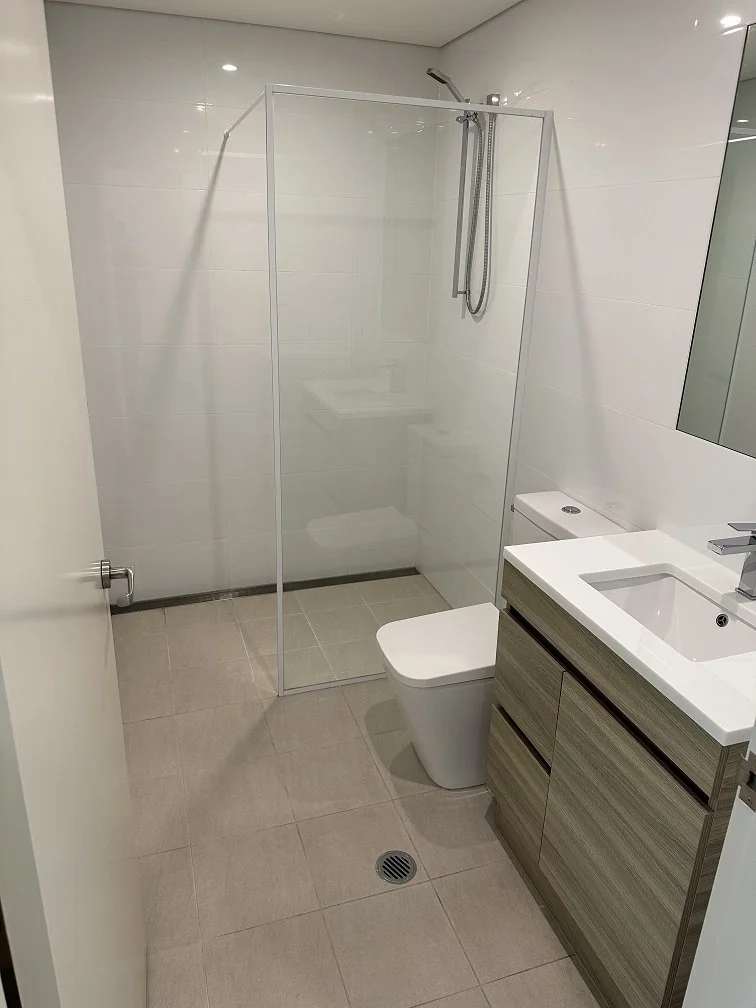 Main bathroom lr.jpg