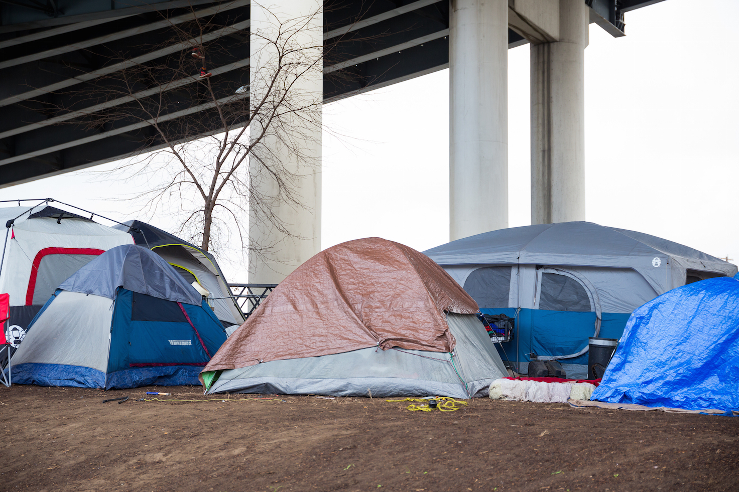 Бомжи в палатке. Портланд палатки бездомных. Палатки бездомных в США. Палаточный домик бомжей в Америке.