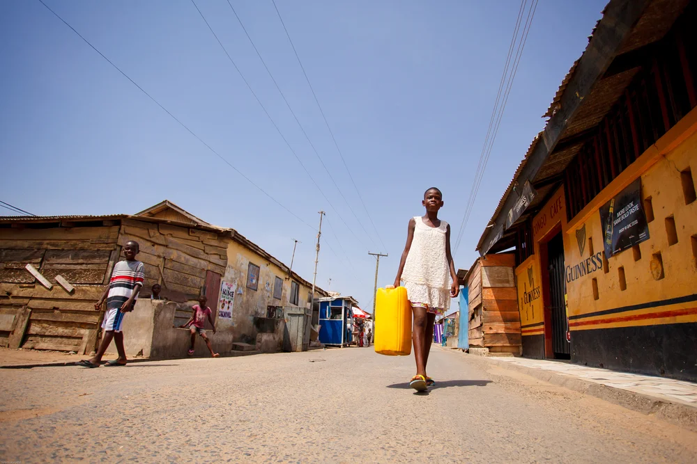A girl carrying water in Accra, Ghana. photo: Sura Nualpradid